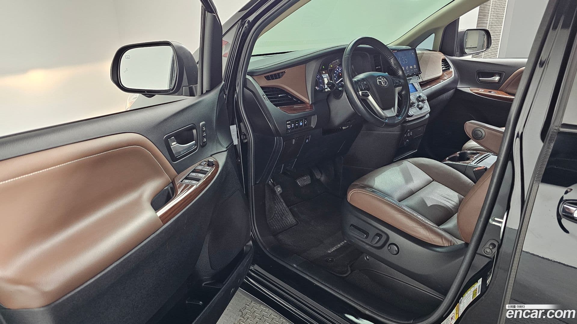 Main__Slider__Photo:Sienna Toyota 2017.8-10