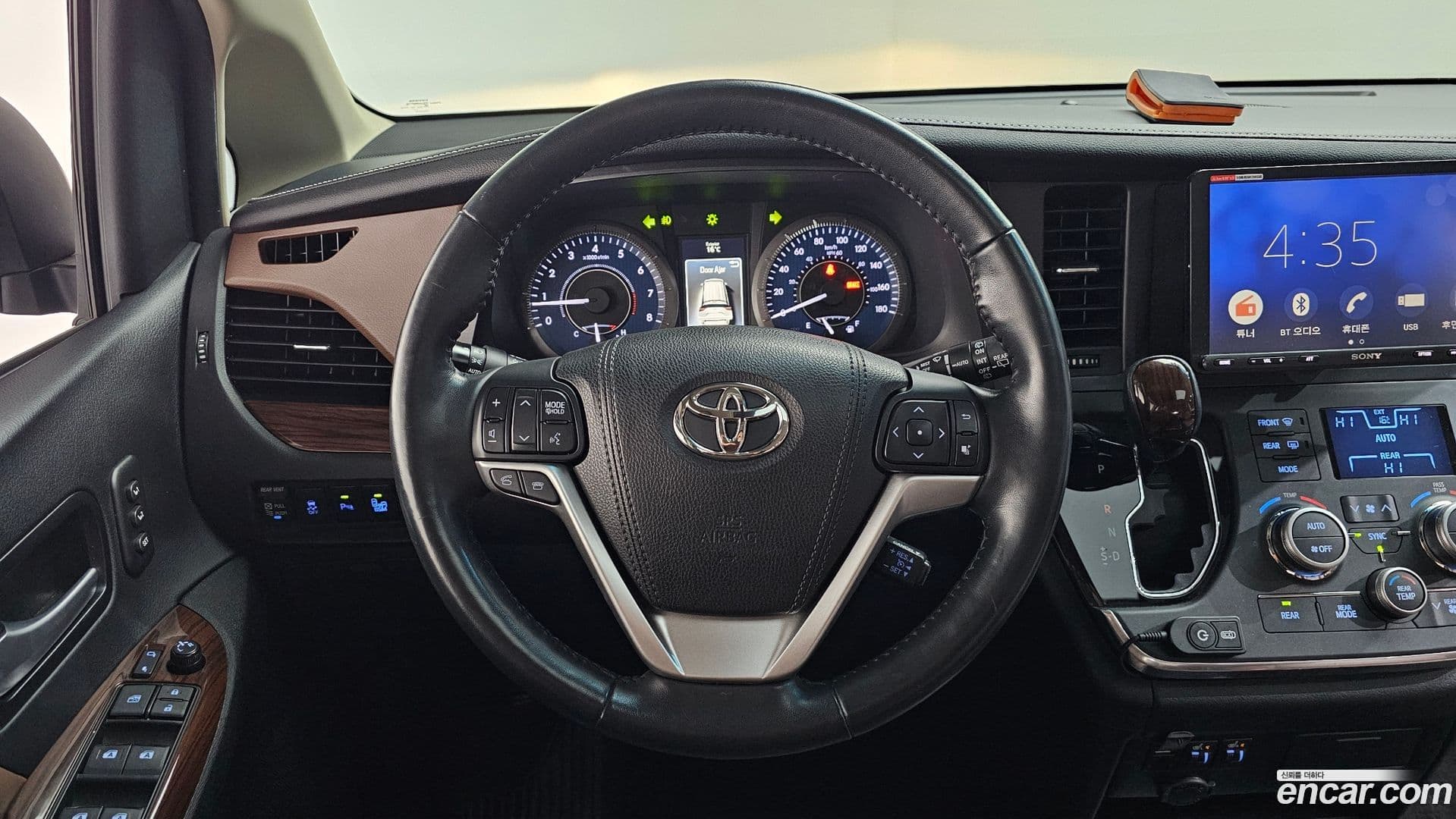 Main__Slider__Photo:Sienna Toyota 2017.8-12