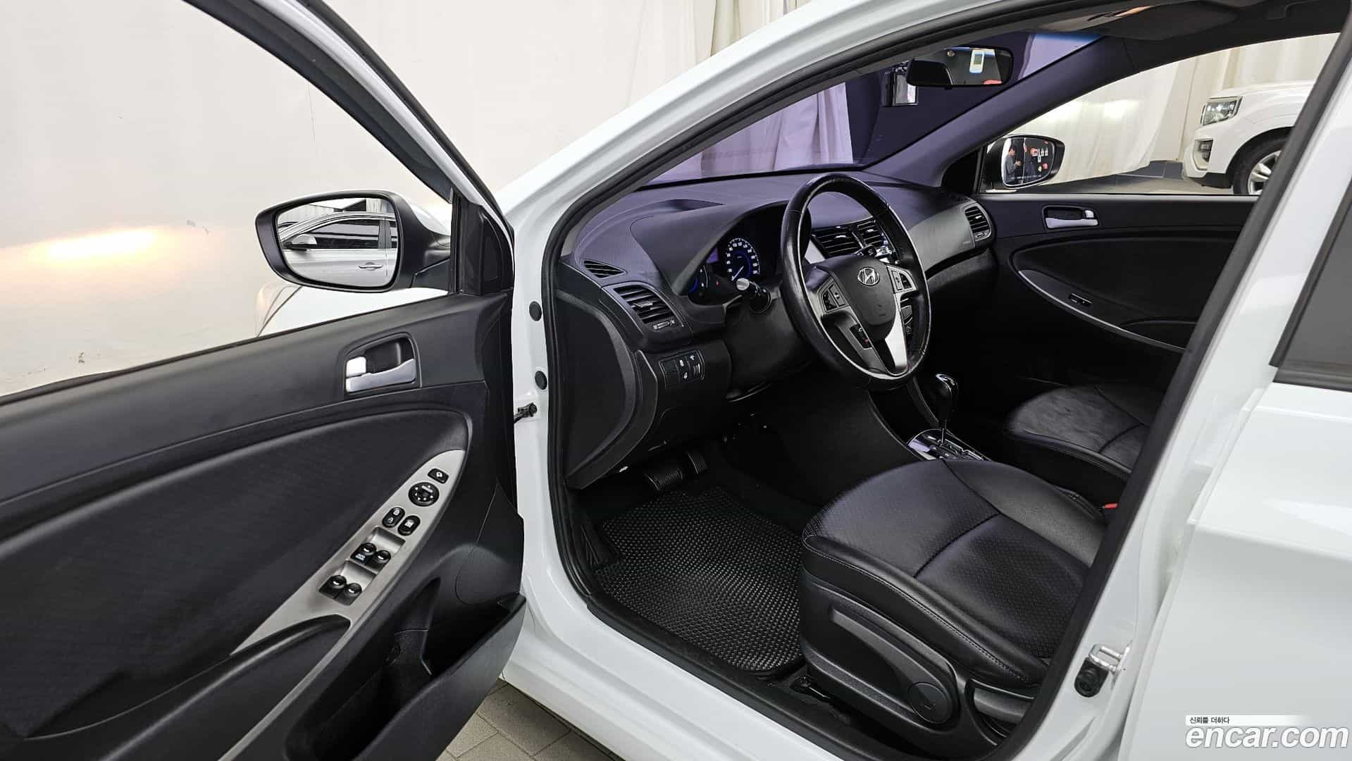 Accent Hyundai 2015.9-INNER-010