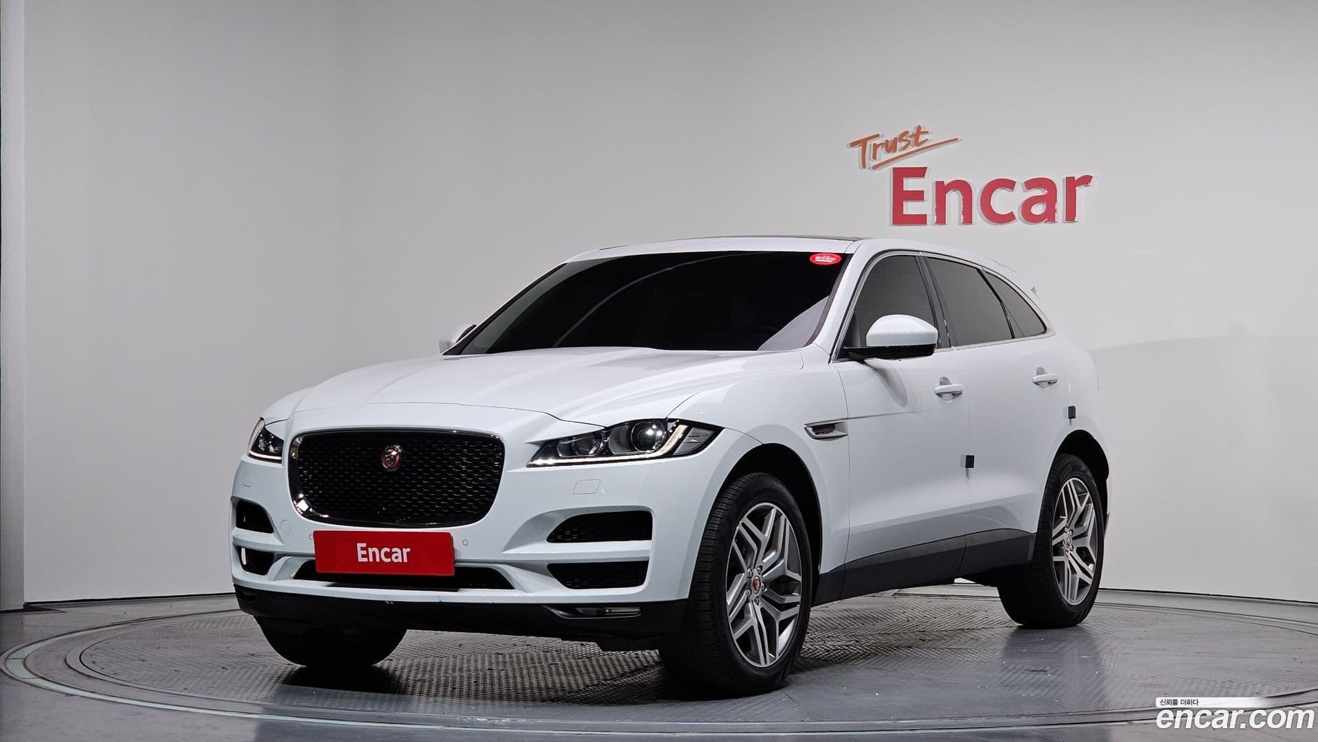 Main__Slider__Photo:F-PACE Jaguar 2017.3-0