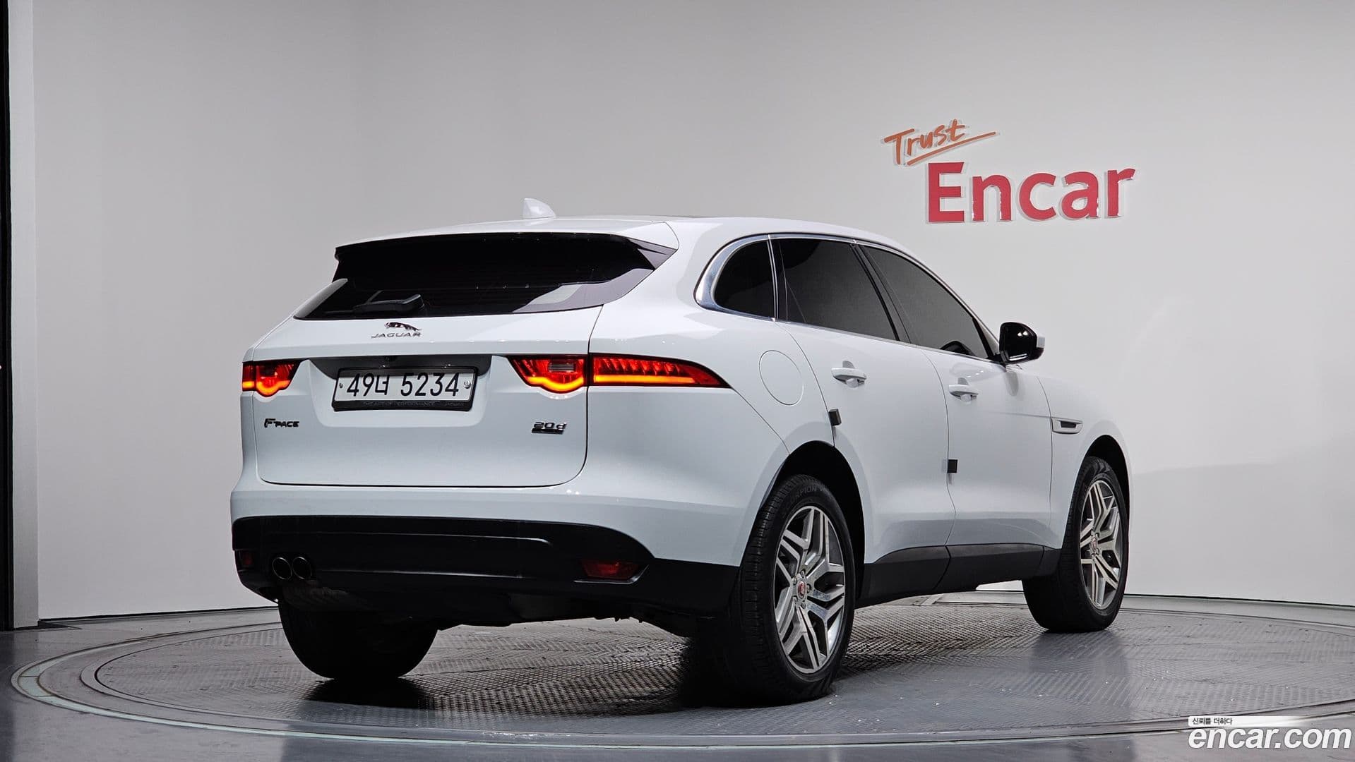 Main__Slider__Photo:F-PACE Jaguar 2017.3-1