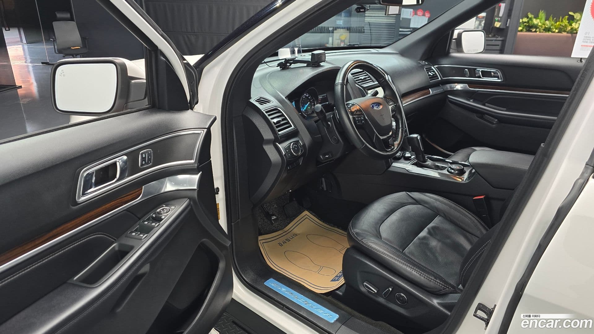 Main__Slider__Photo:Explorer Ford 2017.6-10