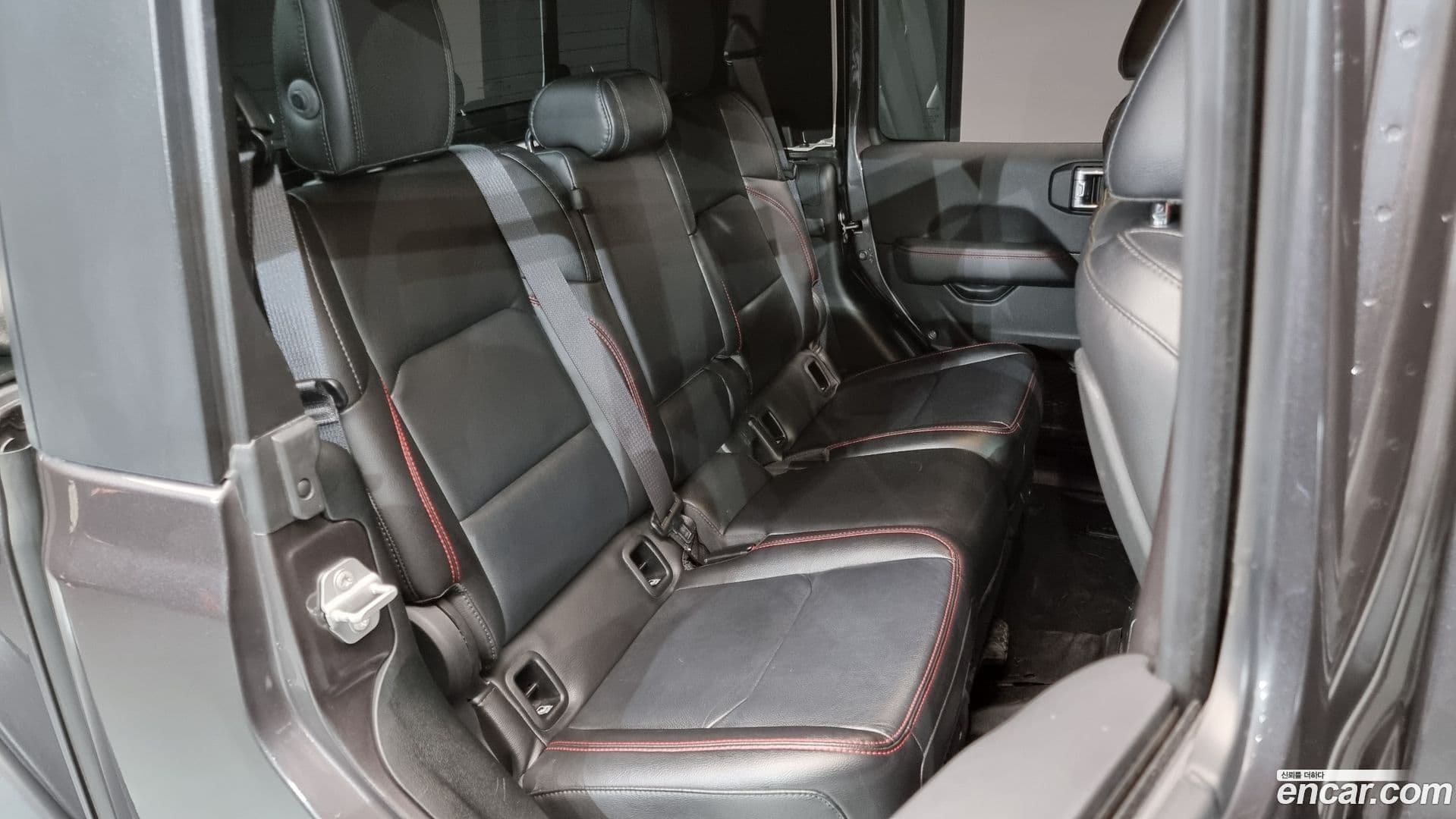 Main__Slider__Photo:Gladiator Jeep 2021.2-11