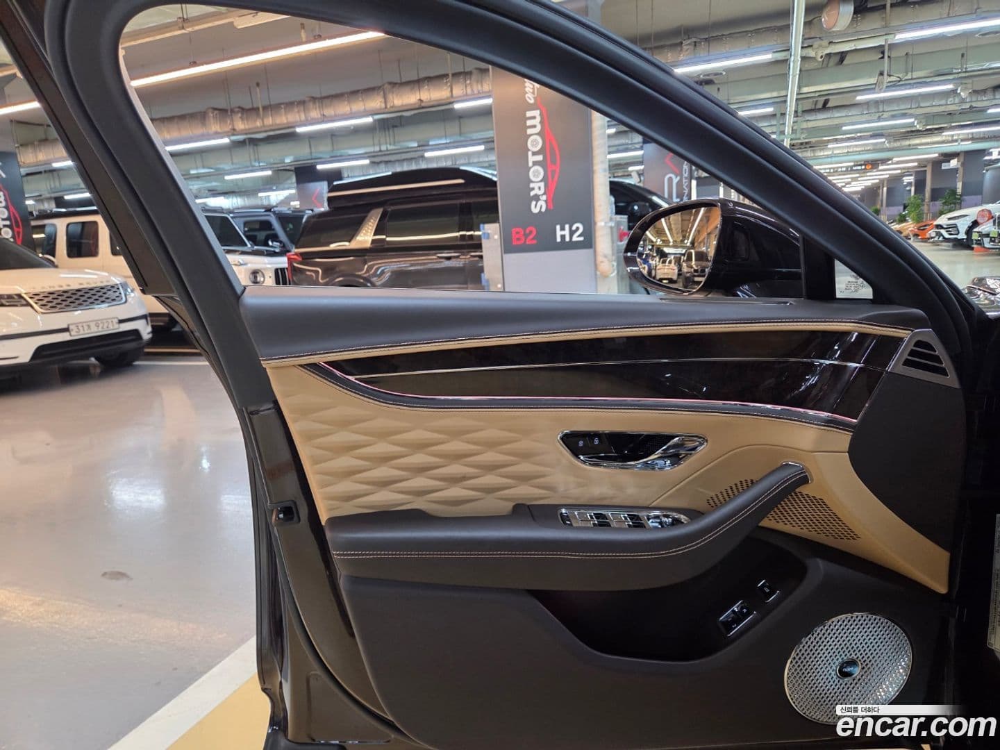 Main__Slider__Photo:Flying Spur Bentley 2021.3-9