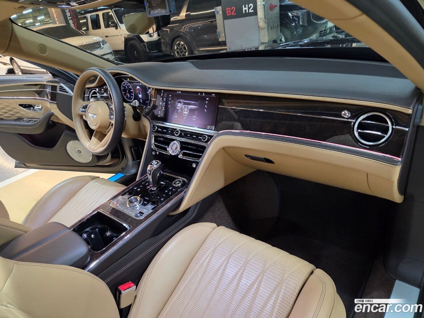 Main__Slider__Photo:Flying Spur Bentley 2021.3-15