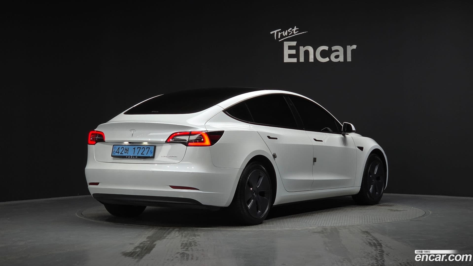 Main__Slider__Photo:Model 3 Tesla 2022.7-1