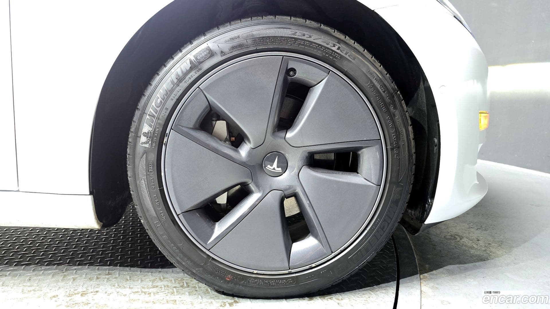 Main__Slider__Photo:Model 3 Tesla 2022.7-4