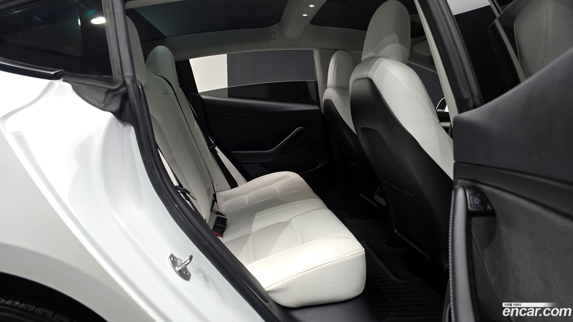 Main__Slider__Photo:Model 3 Tesla 2022.7-11