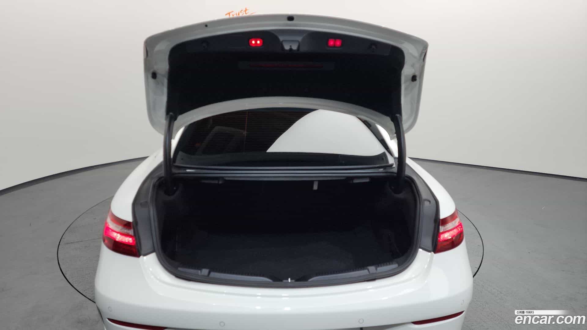 E-Class Mercedes-Benz 2018.10-OPTION-024