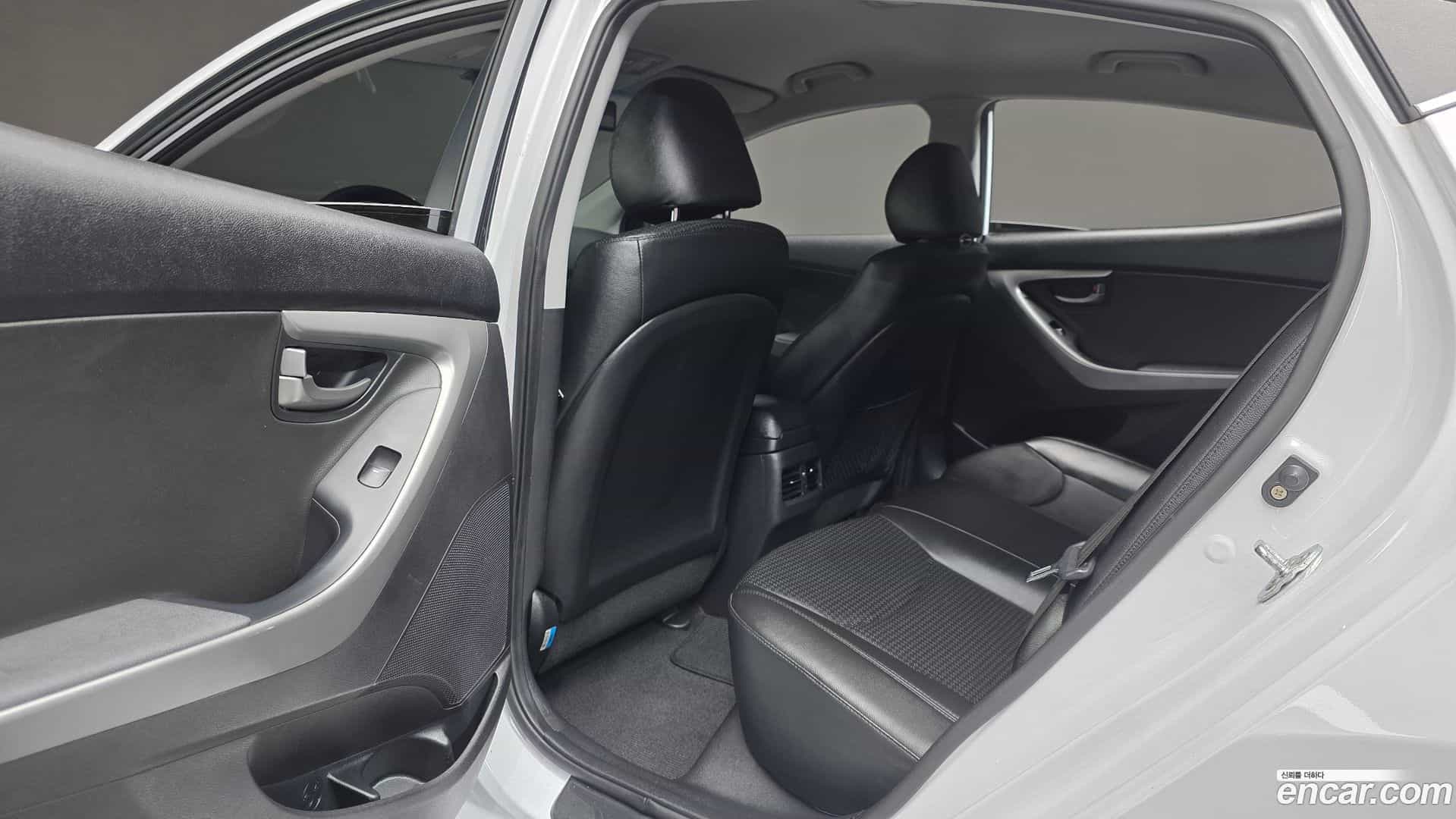 AVANTE Hyundai 2015.7-OPTION-022