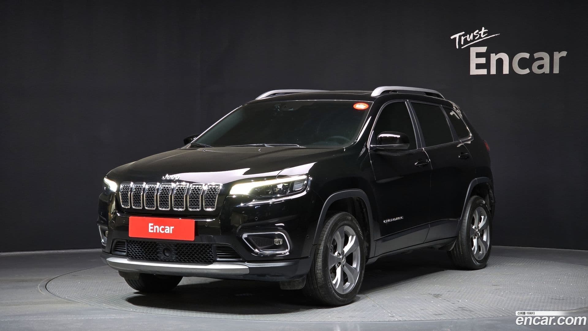 Main__Slider__Photo:Cherokee Jeep 2020.5-0