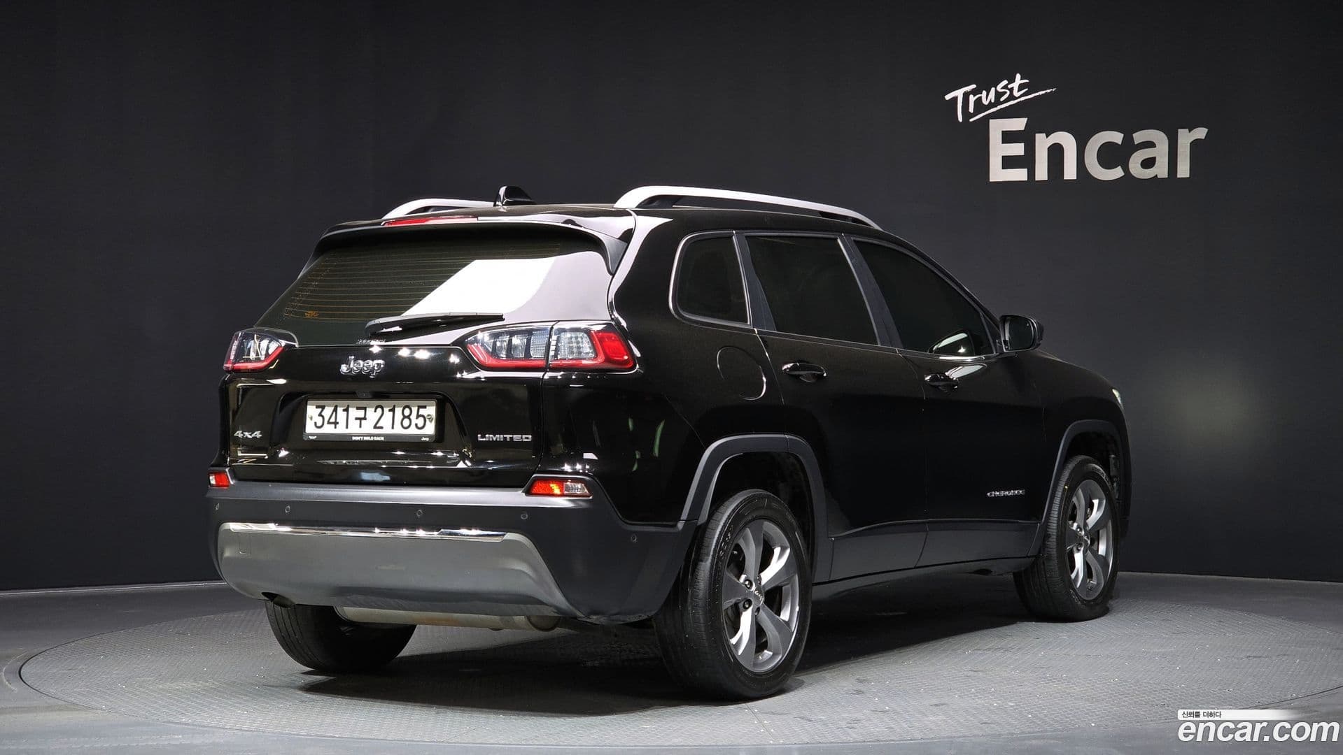 Main__Slider__Photo:Cherokee Jeep 2020.5-1