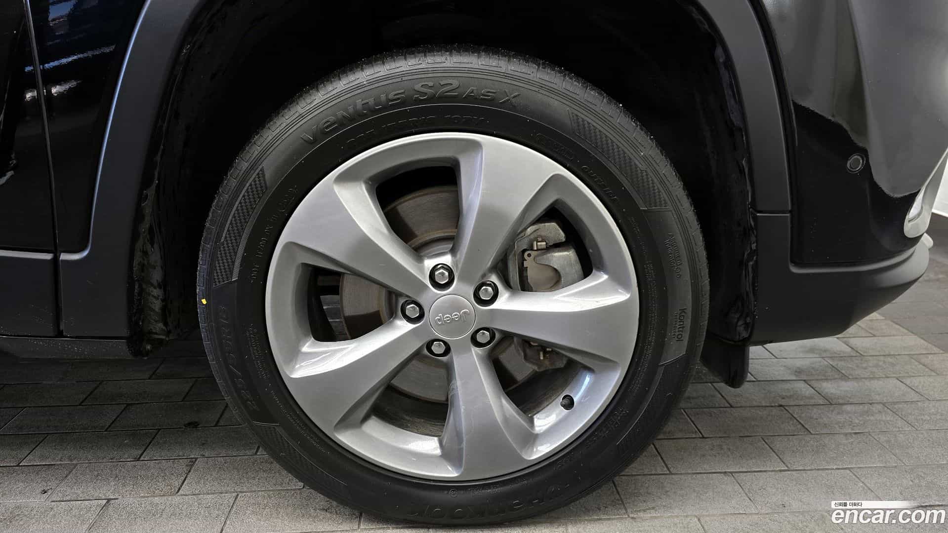 Cherokee Jeep 2020.5-OUTER-005