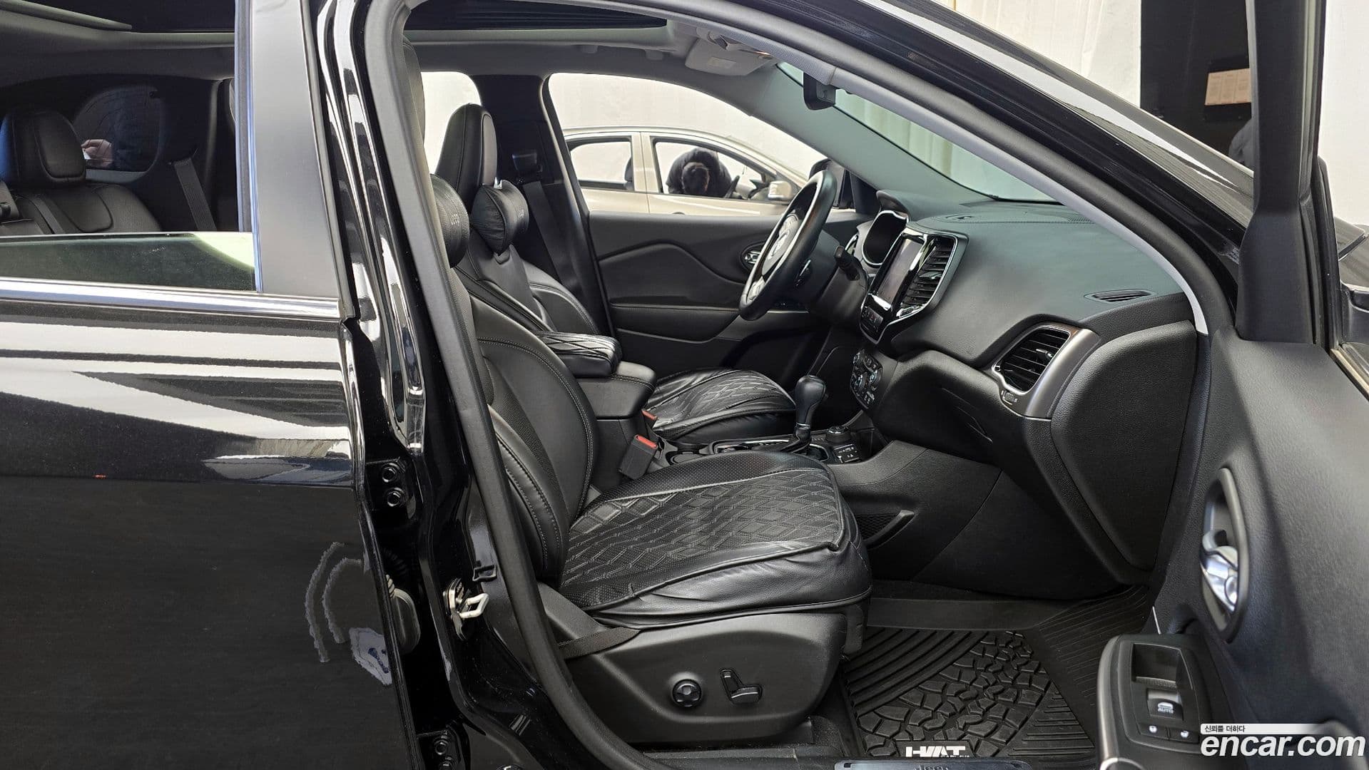 Main__Slider__Photo:Cherokee Jeep 2020.5-10