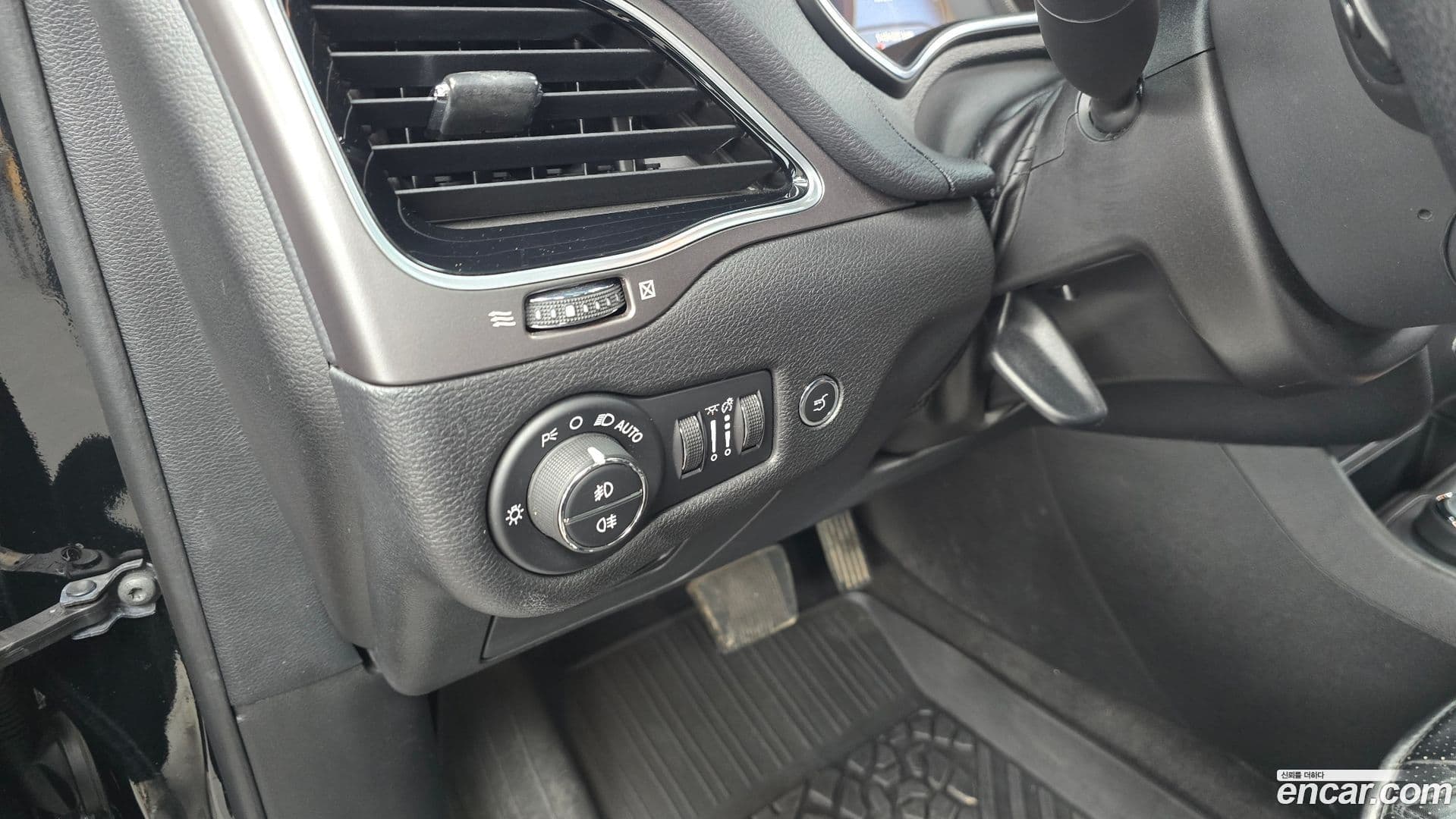 Main__Slider__Photo:Cherokee Jeep 2020.5-16