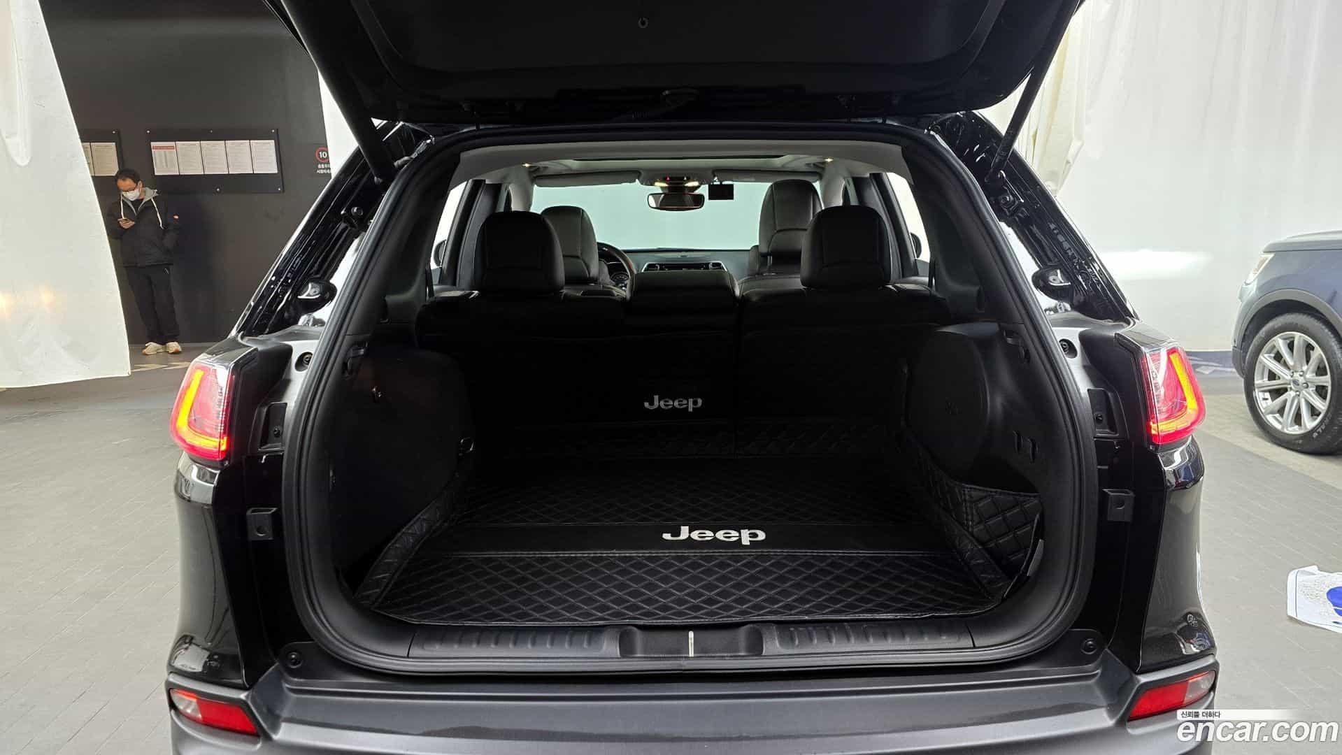 Cherokee Jeep 2020.5-OPTION-024