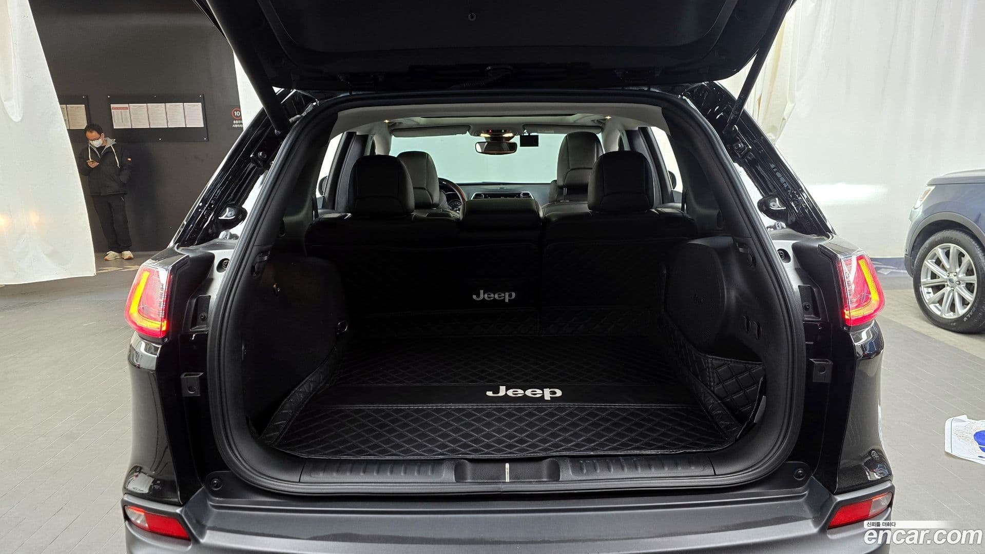 Main__Slider__Photo:Cherokee Jeep 2020.5-19