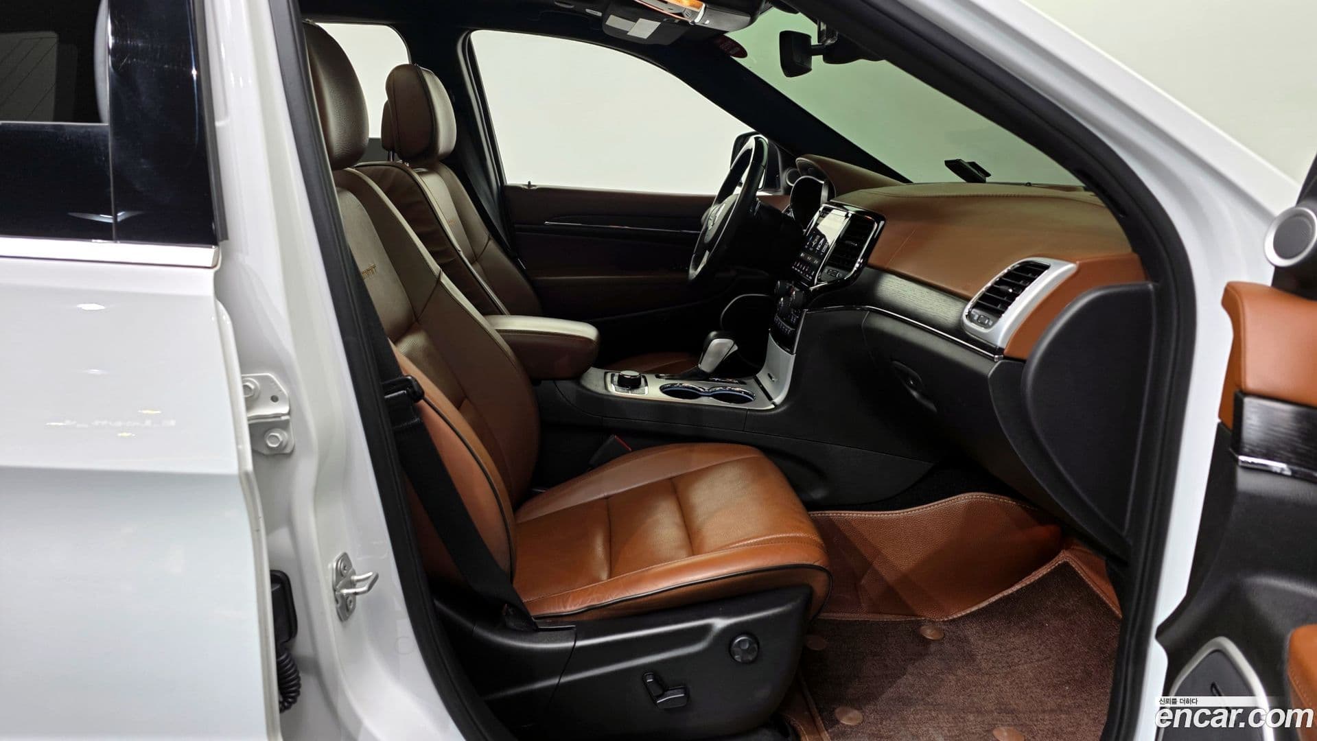 Main__Slider__Photo:Cherokee Jeep 2020.2-10