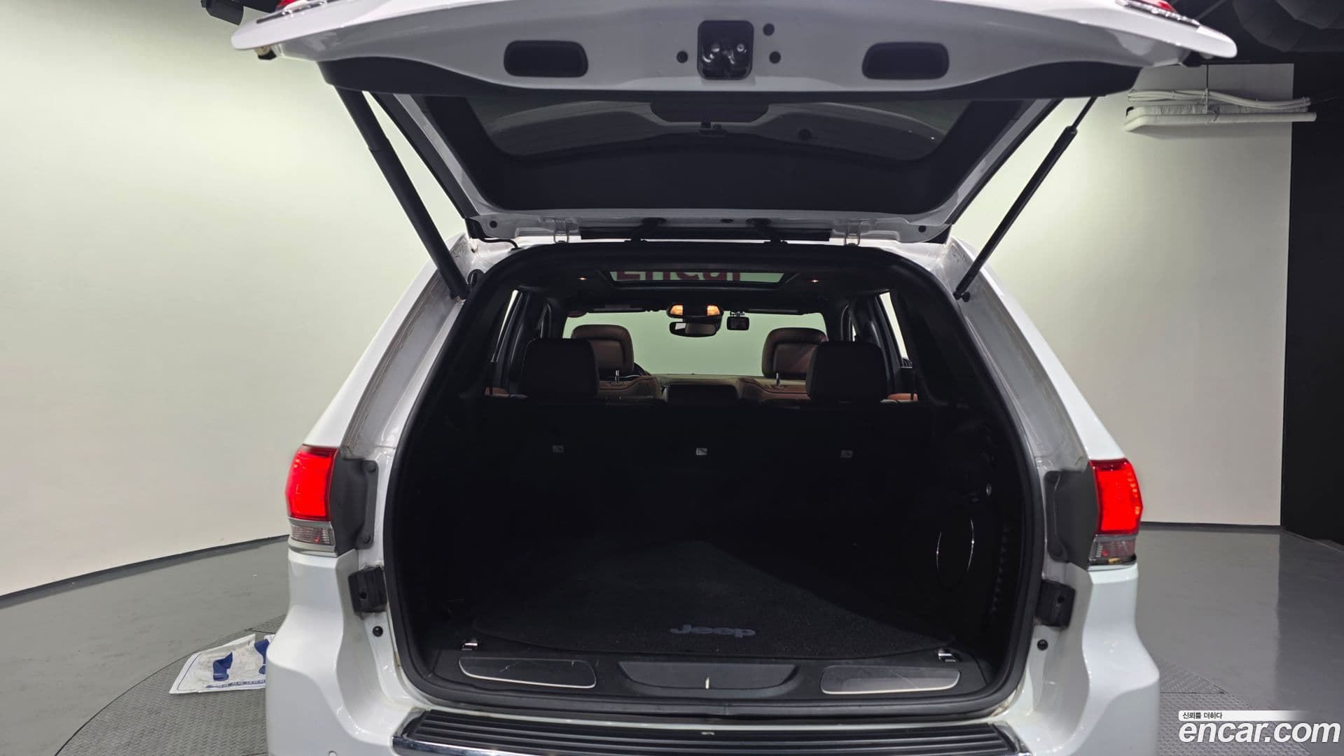 Main__Slider__Photo:Cherokee Jeep 2020.2-19