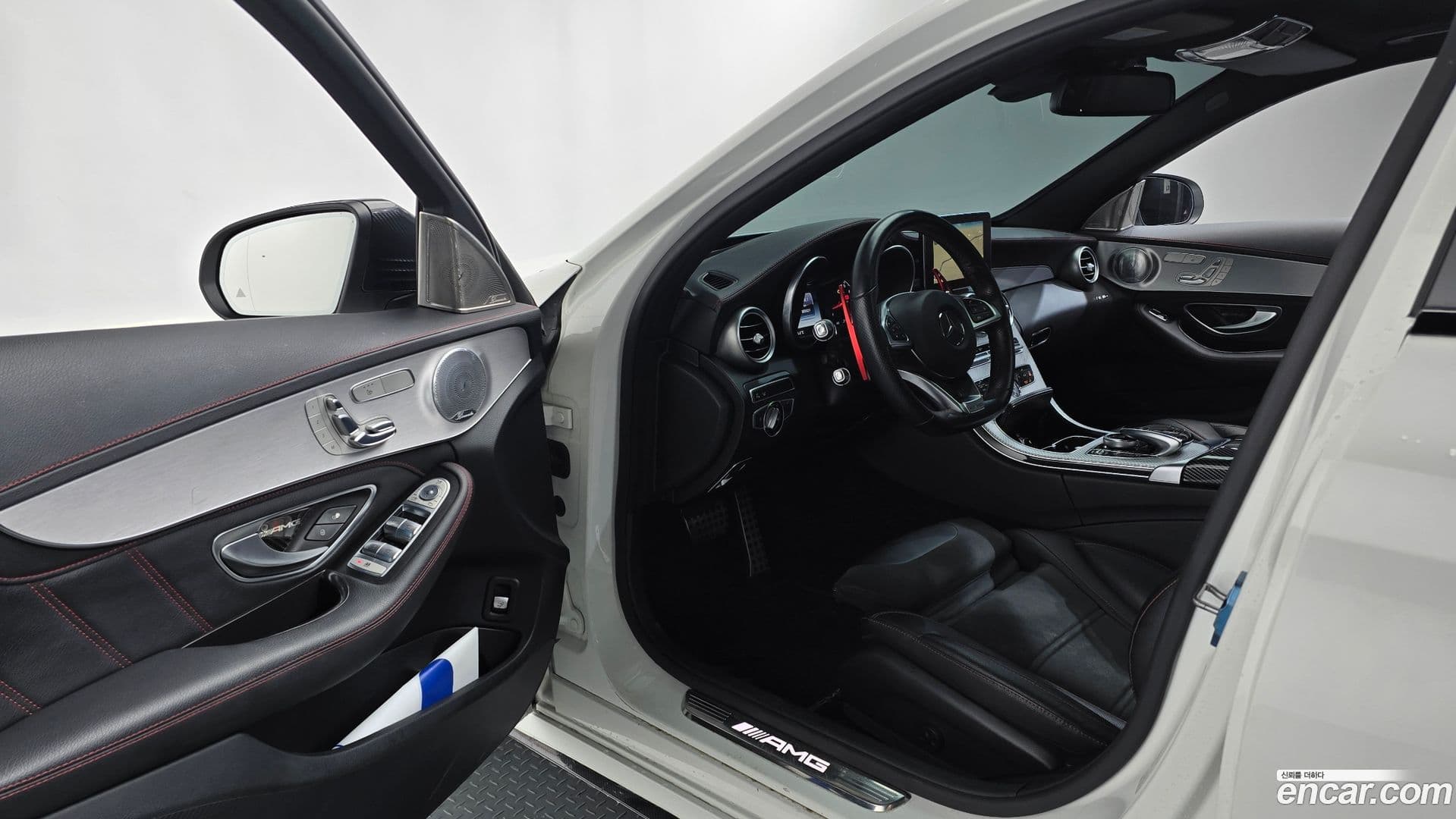 Main__Slider__Photo:C-Class Mercedes-Benz 2017.1-9