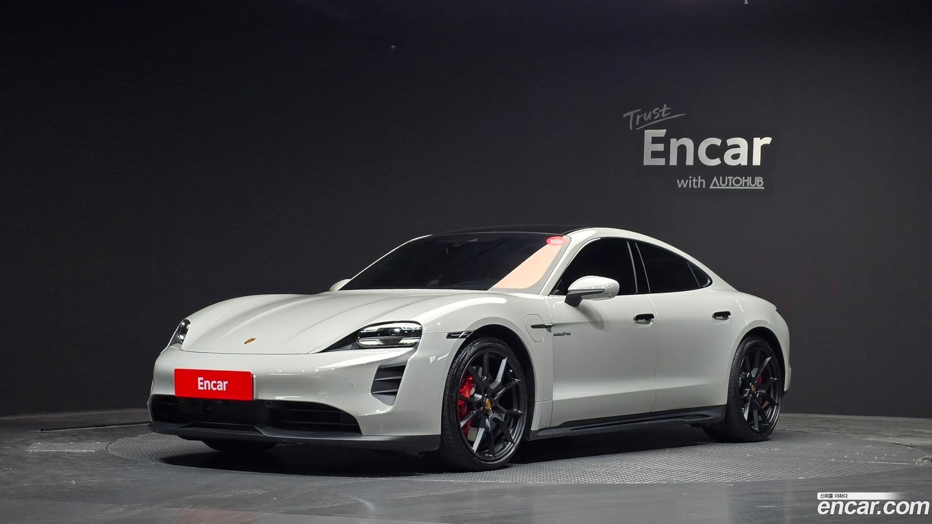 Main__Slider__Photo:Taycan Porsche 2023.7-0