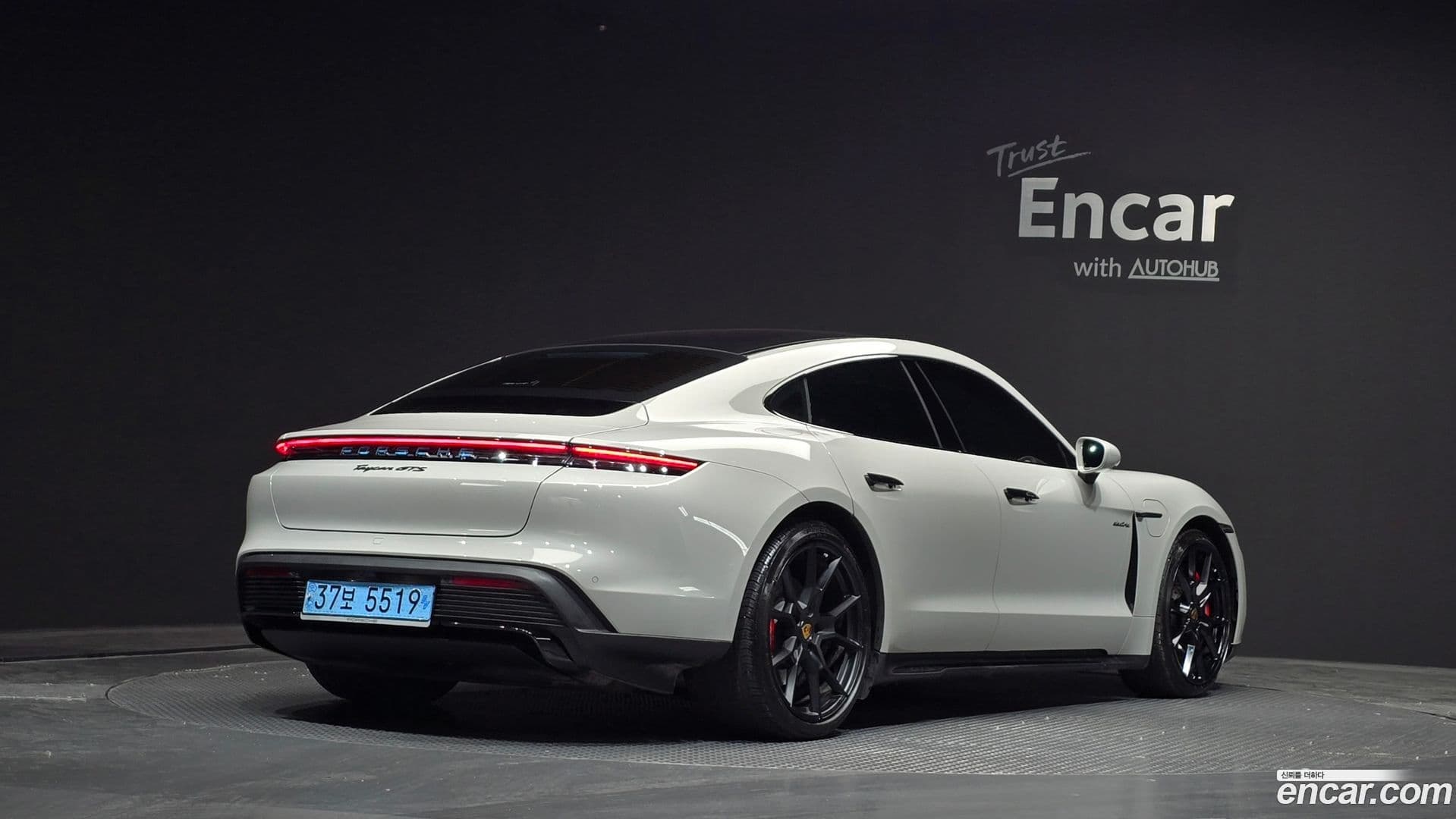 Main__Slider__Photo:Taycan Porsche 2023.7-1