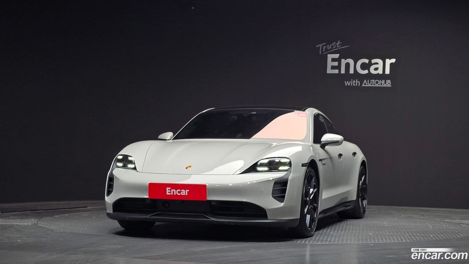 Main__Slider__Photo:Taycan Porsche 2023.7-2