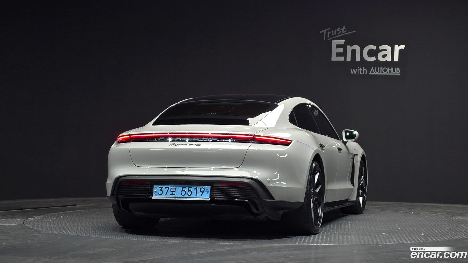 Main__Slider__Photo:Taycan Porsche 2023.7-3