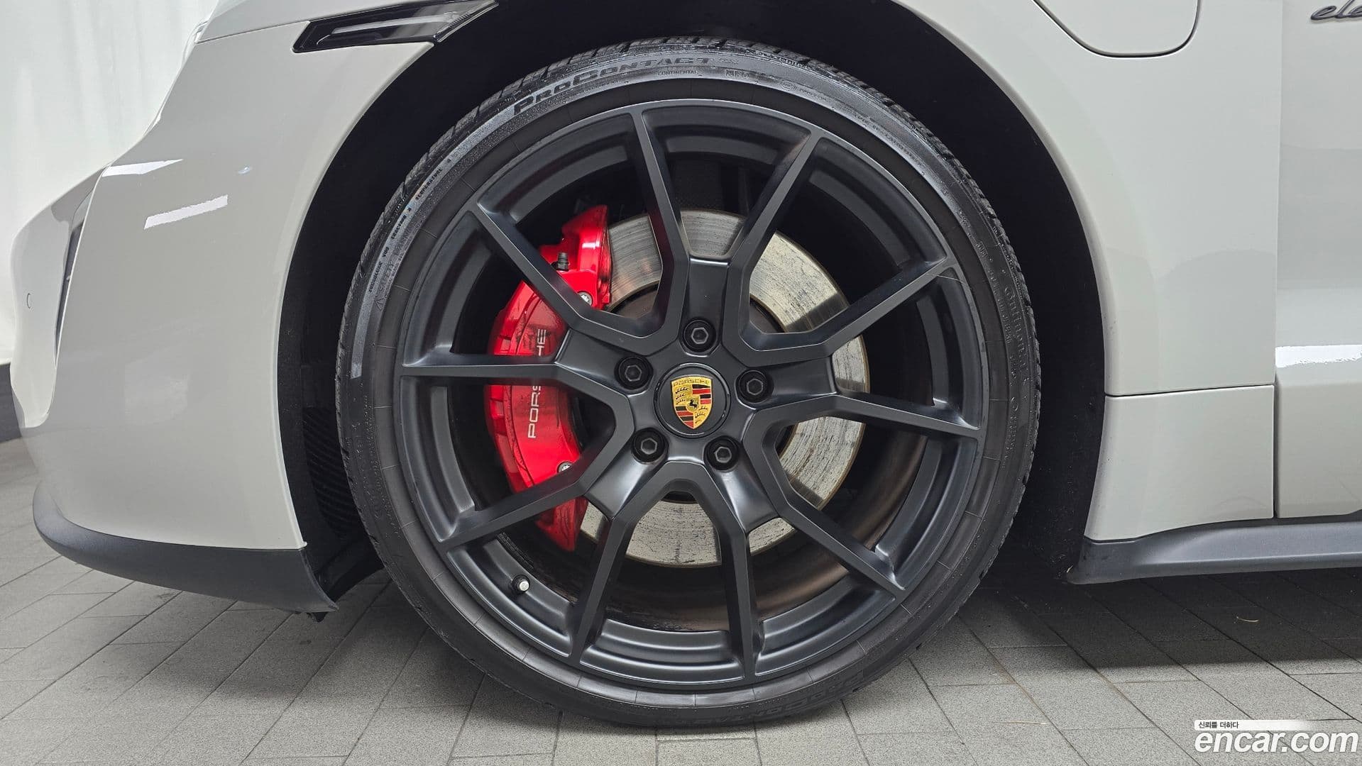 Main__Slider__Photo:Taycan Porsche 2023.7-4