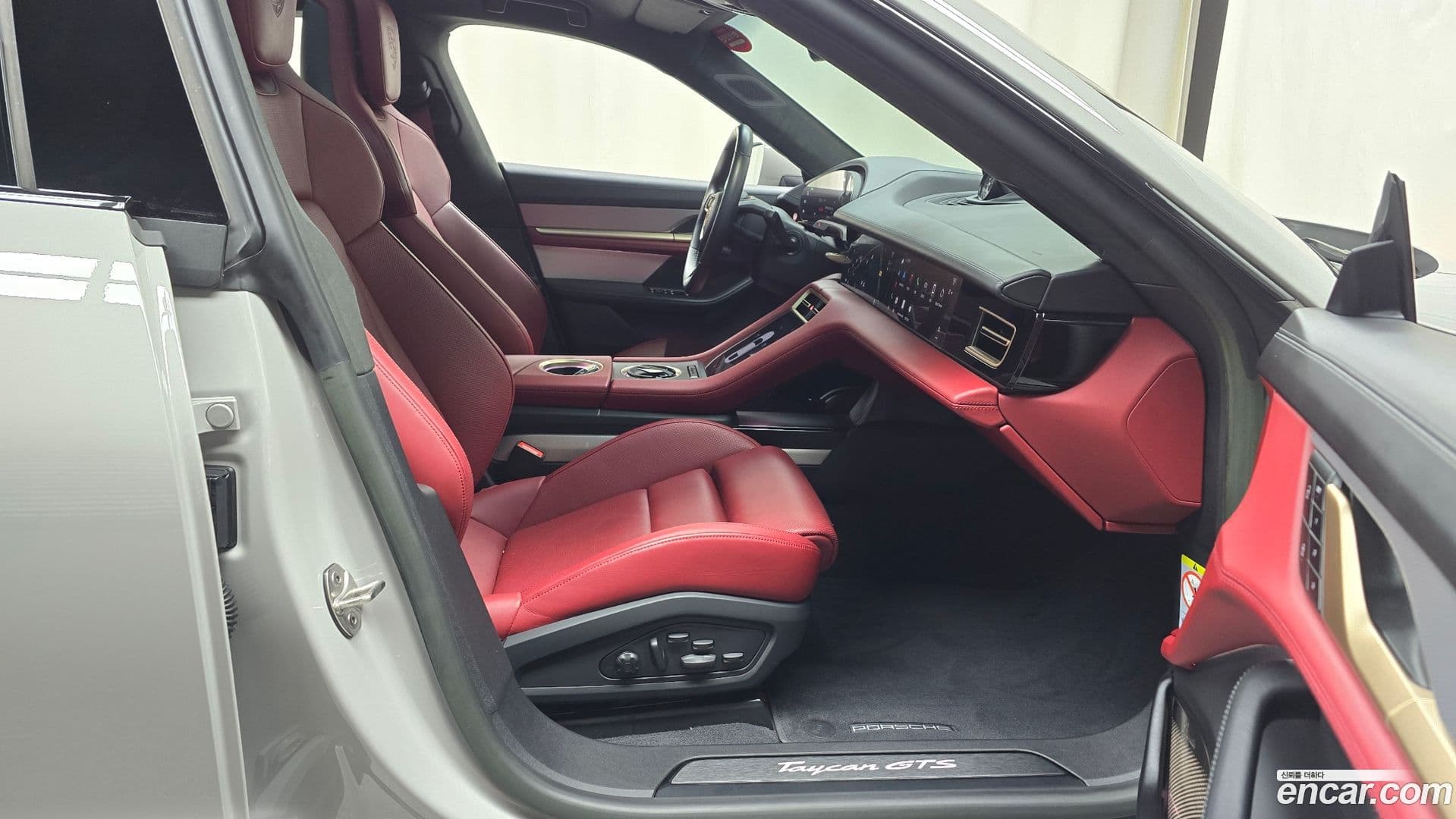 Main__Slider__Photo:Taycan Porsche 2023.7-9