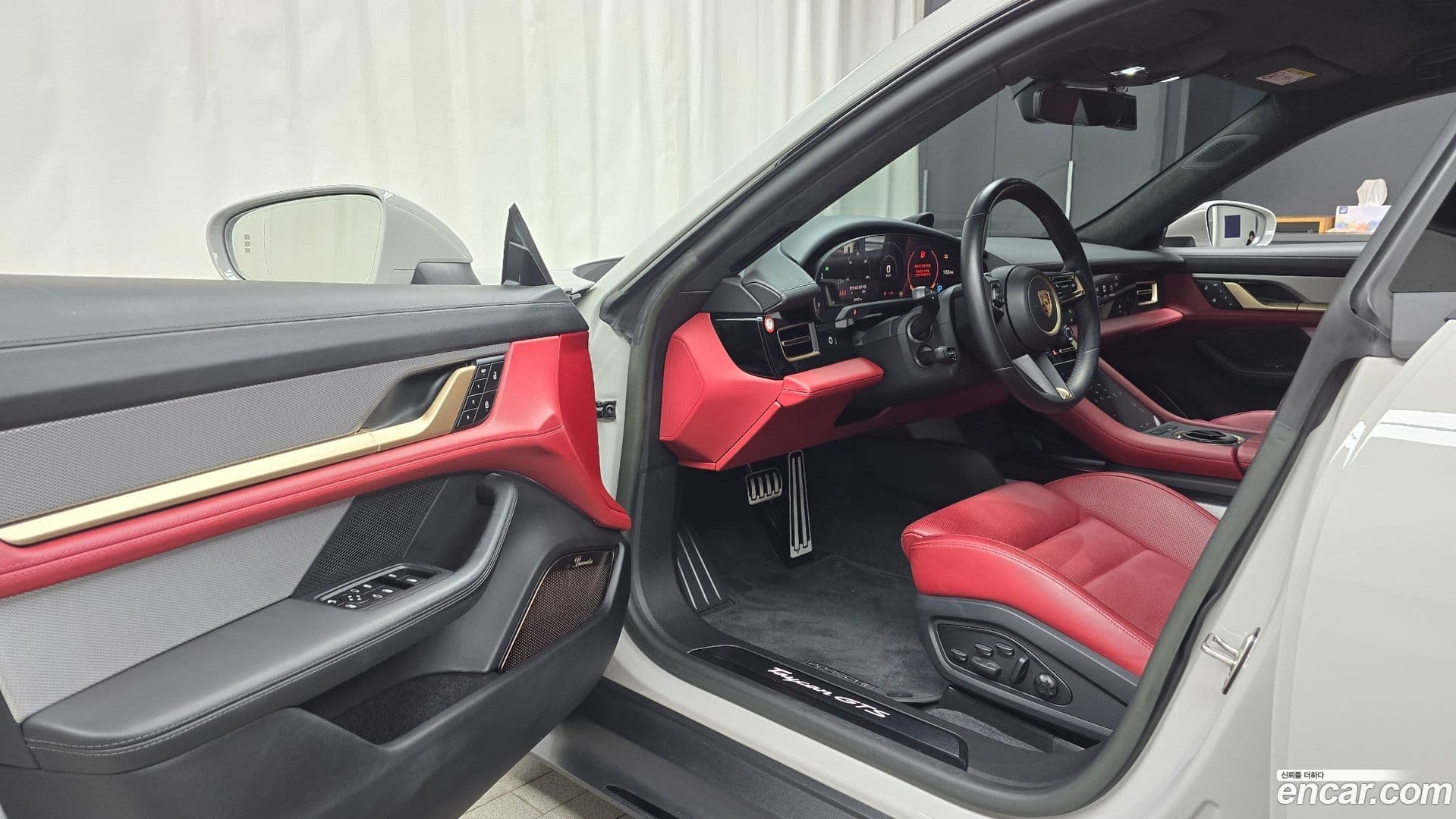 Main__Slider__Photo:Taycan Porsche 2023.7-10