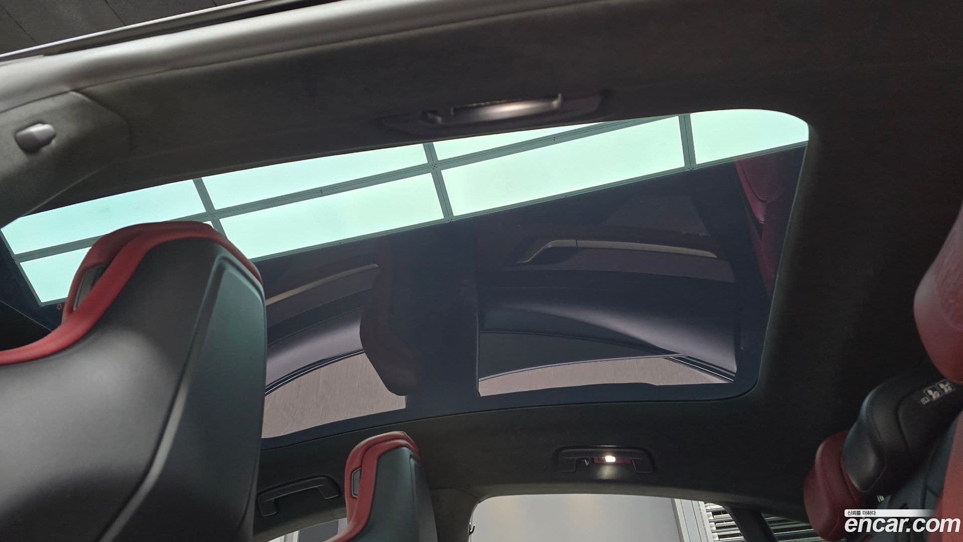 Main__Slider__Photo:Taycan Porsche 2023.7-17