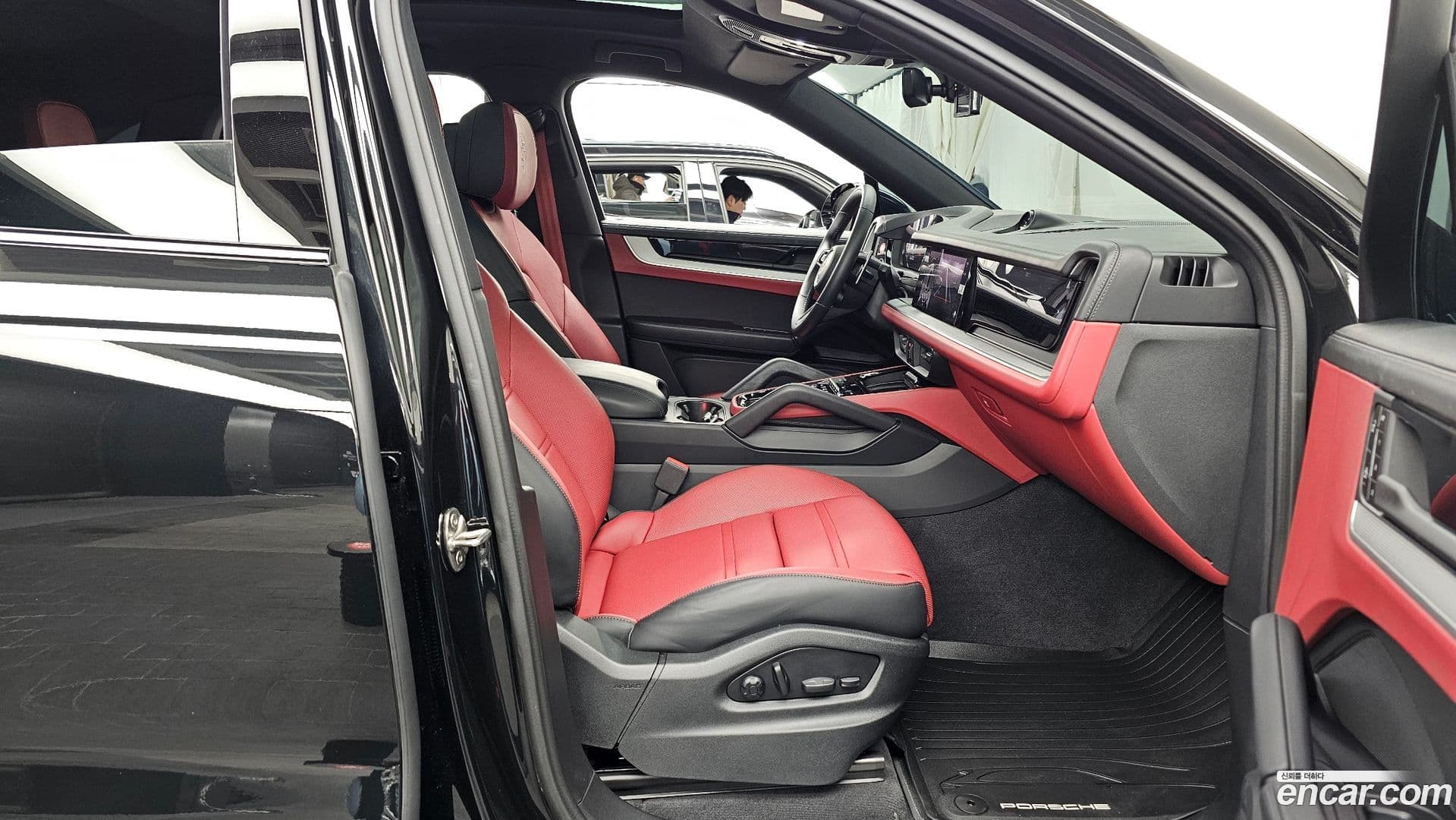 Main__Slider__Photo:Cayenne Porsche 2024.10-10