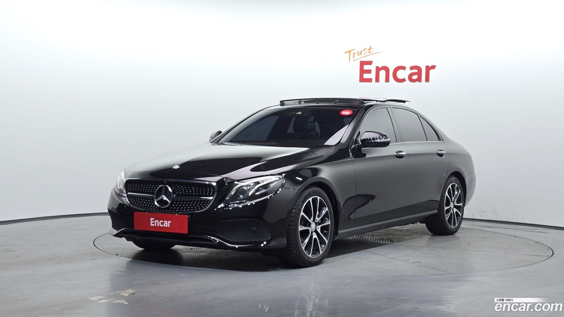 Main__Slider__Photo:E-Class Mercedes-Benz 2017.0-0