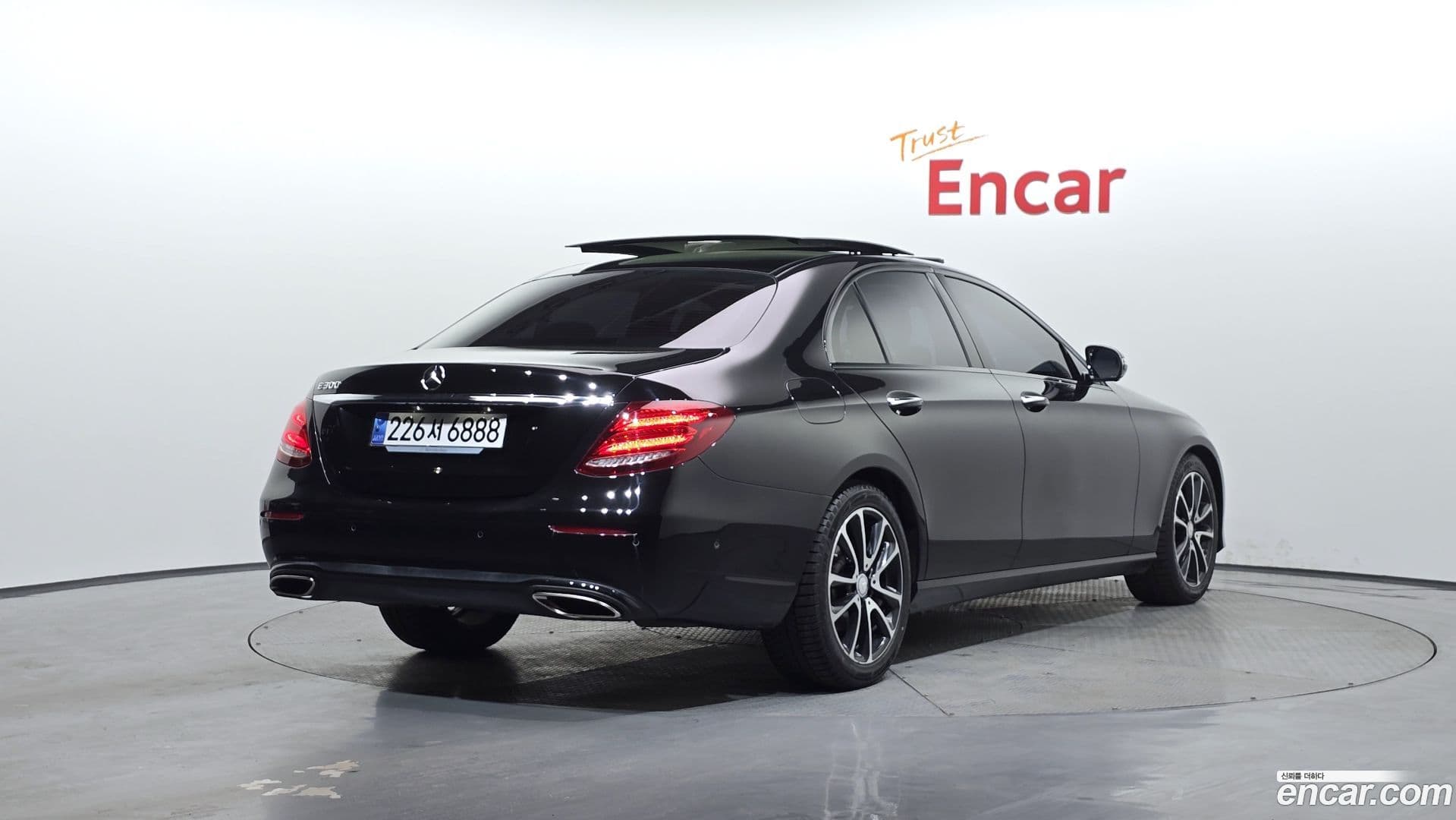 Main__Slider__Photo:E-Class Mercedes-Benz 2017.0-1