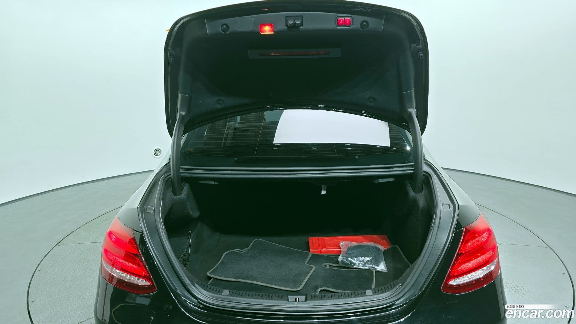 Main__Slider__Photo:E-Class Mercedes-Benz 2017.0-19