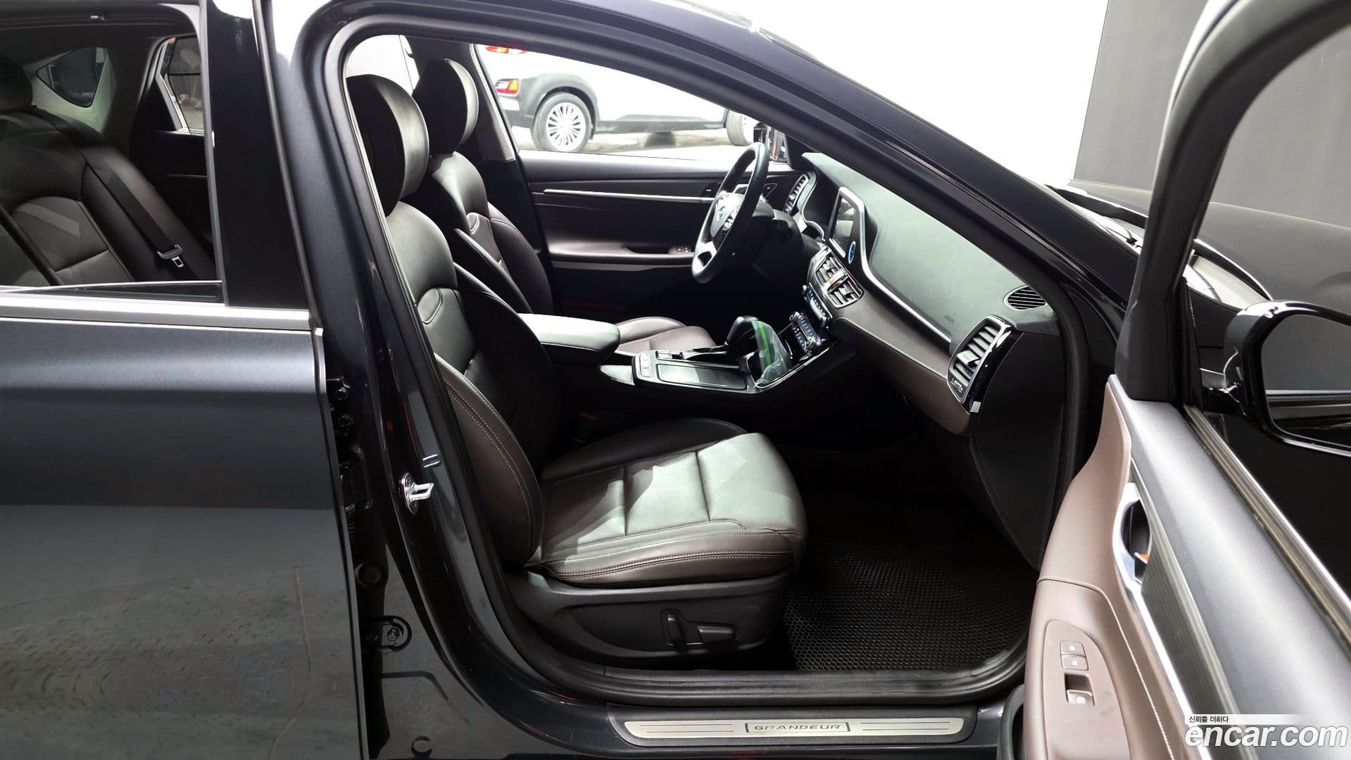 Main__Slider__Photo:Grandeur Hyundai 2017.4-10