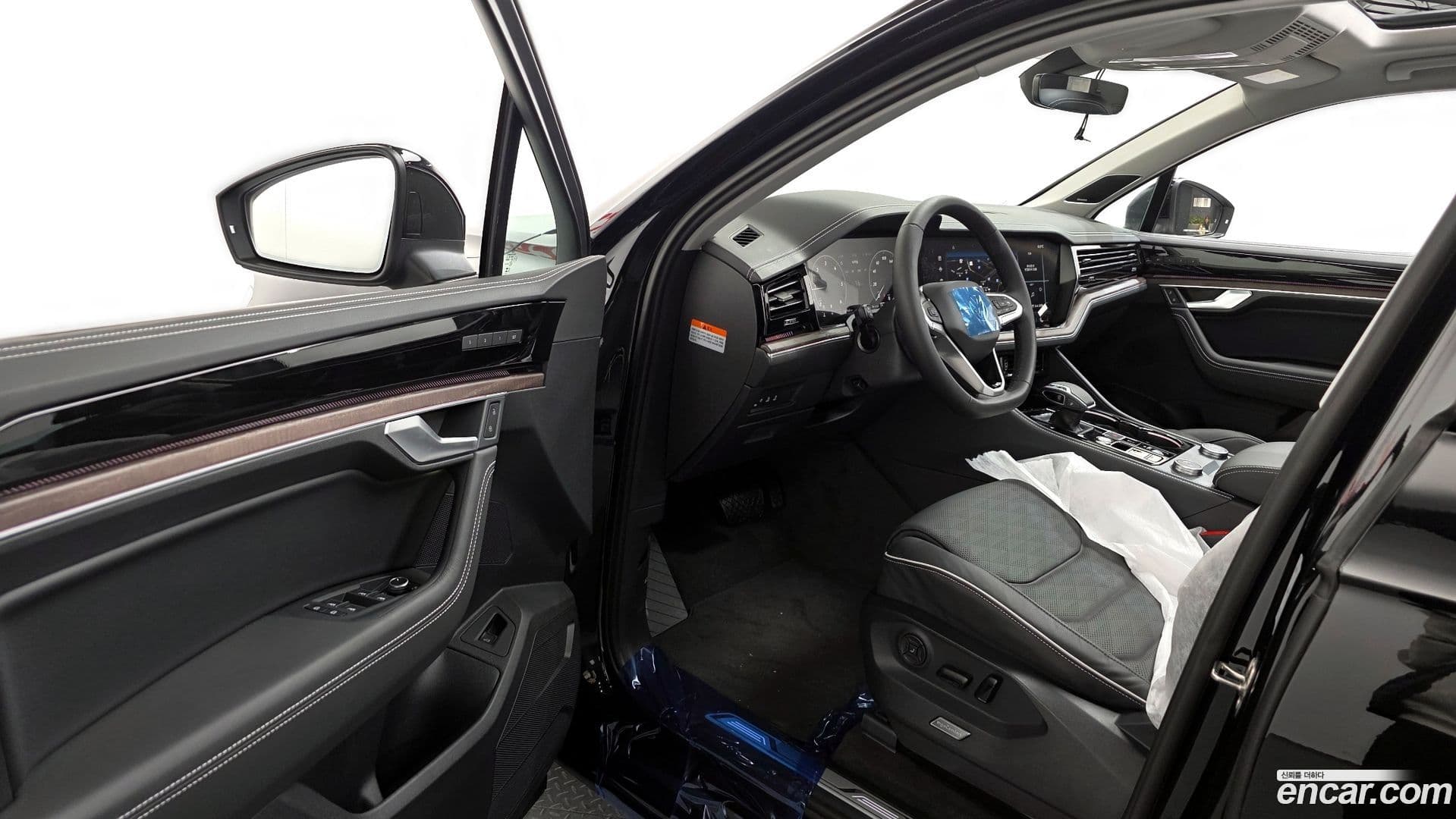 Main__Slider__Photo:Touareg Volkswagen 2025.11-9