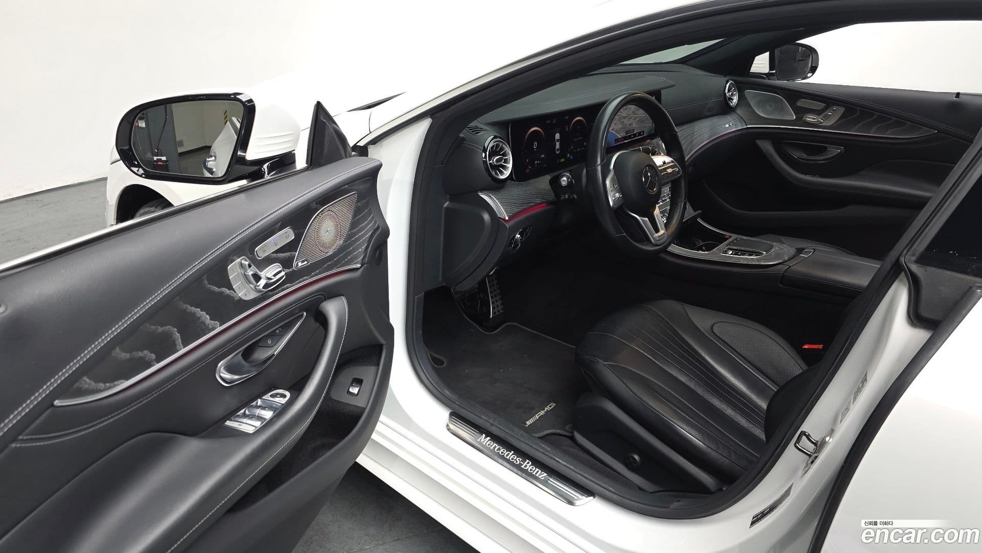 Main__Slider__Photo:CLS-Class Mercedes-Benz 2021.7-10