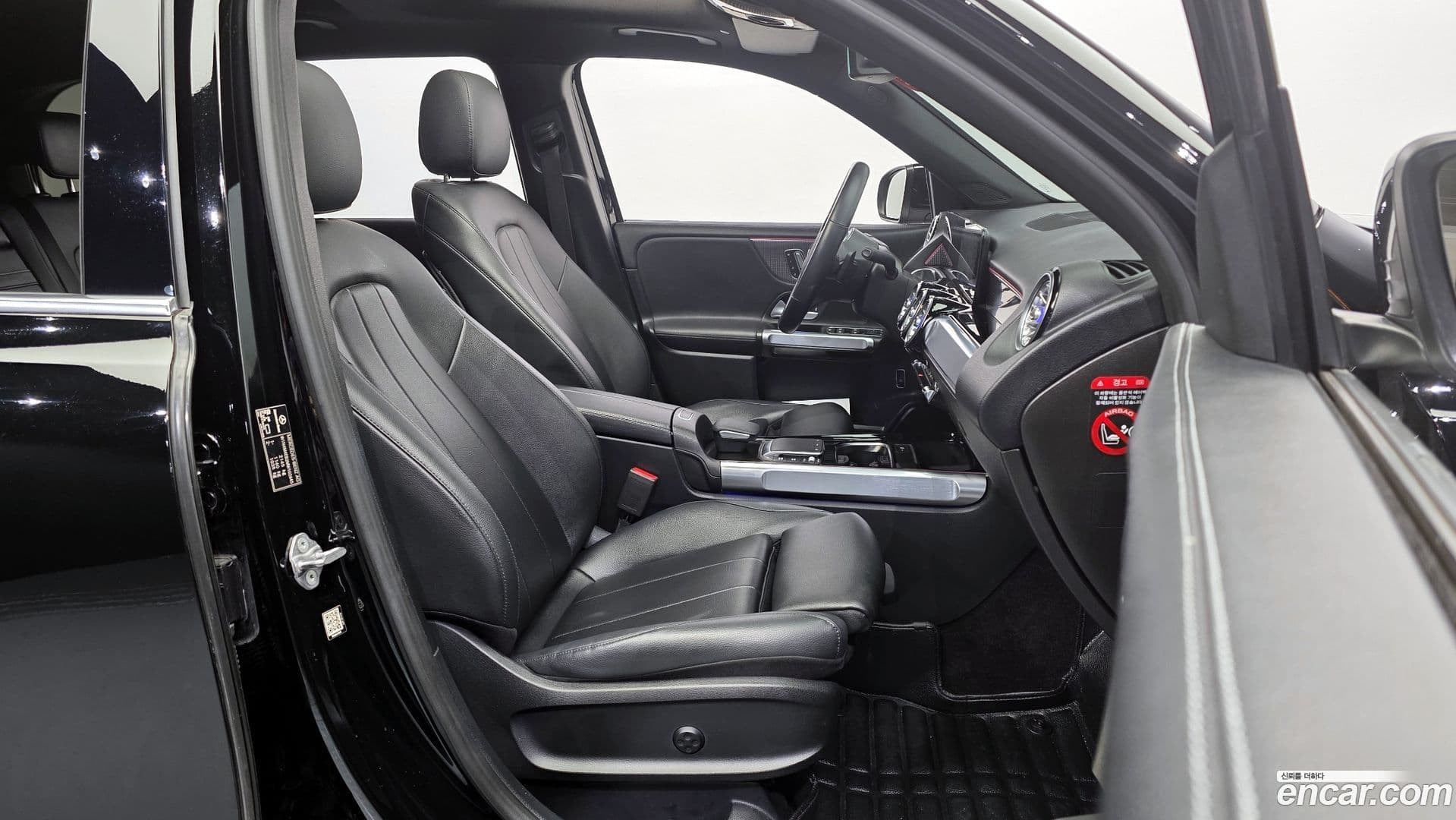 Main__Slider__Photo:GLB-Class Mercedes-Benz 2021.1-10