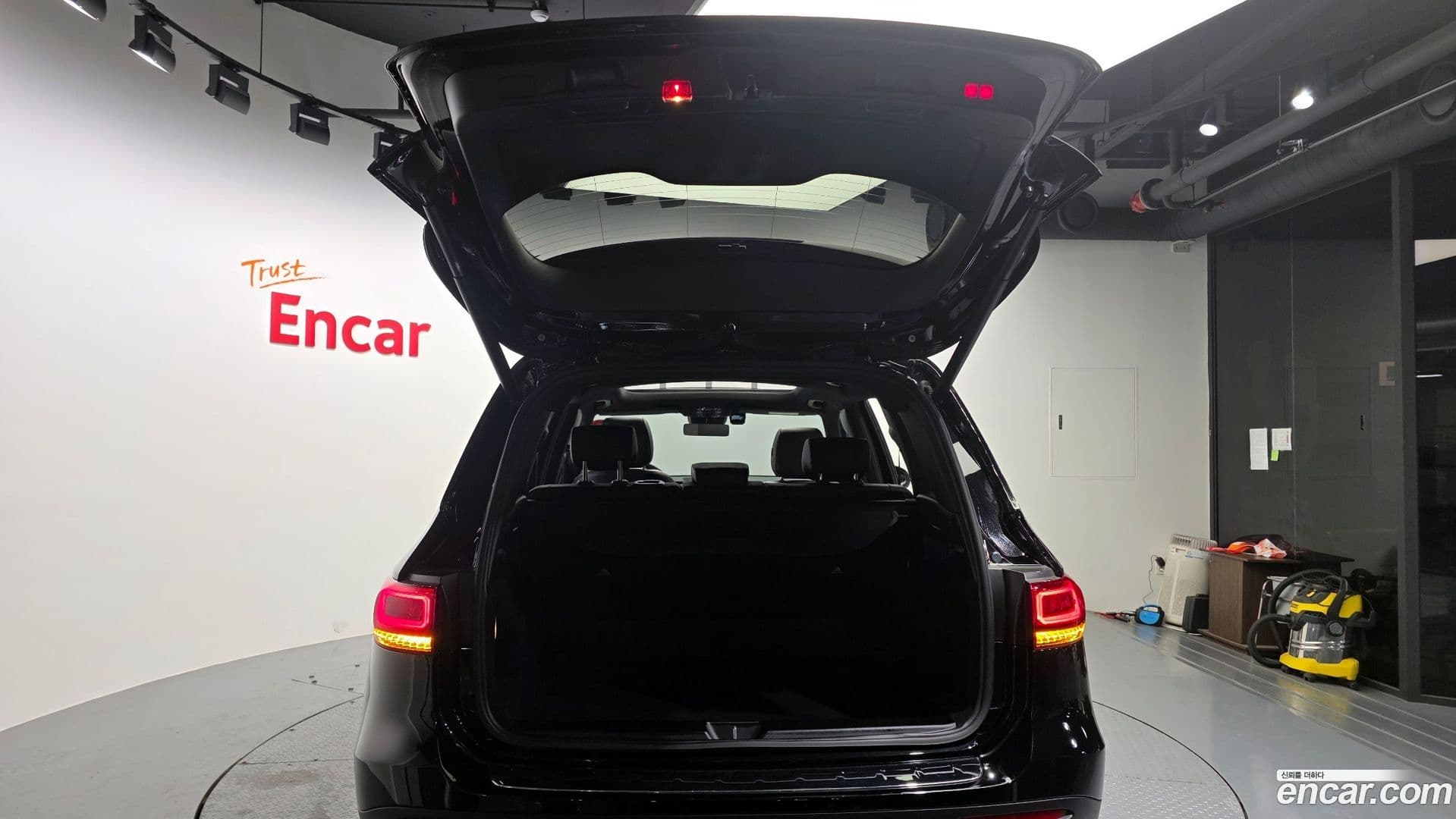 Main__Slider__Photo:GLB-Class Mercedes-Benz 2021.1-19