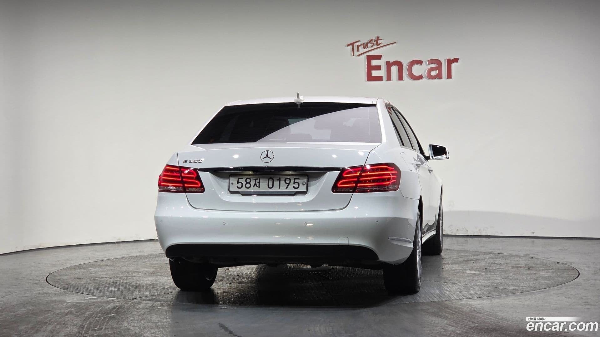 Main__Slider__Photo:E-Class Mercedes-Benz 2016.1-3