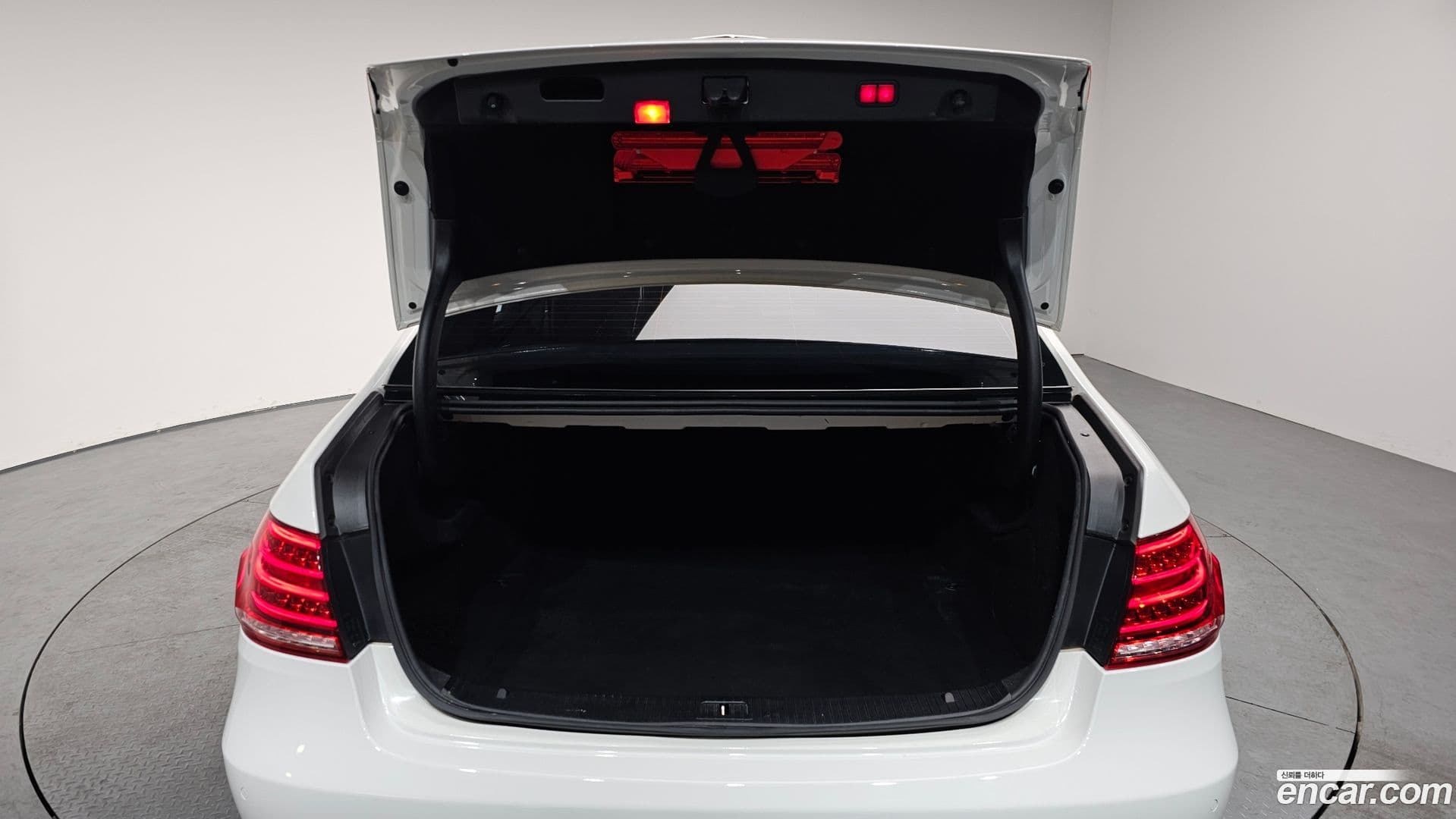 Main__Slider__Photo:E-Class Mercedes-Benz 2016.1-19