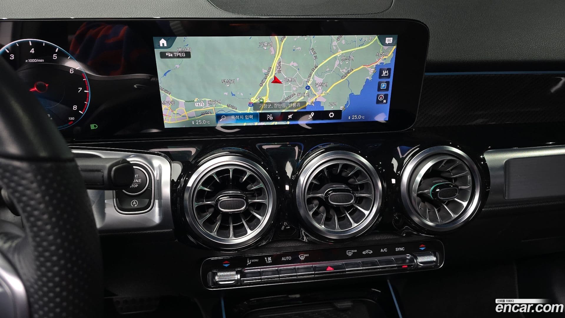 Main__Slider__Photo:GLB-Class Mercedes-Benz 2023.5-15