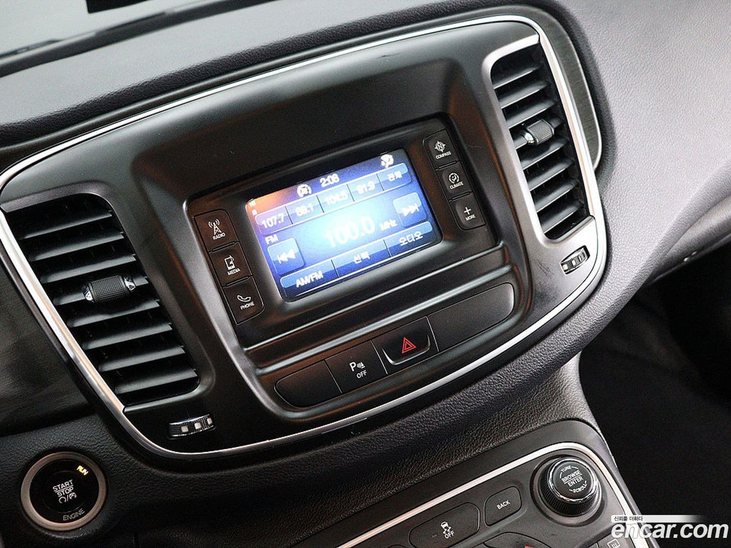 Main__Slider__Photo:200 Chrysler 2015.11-8