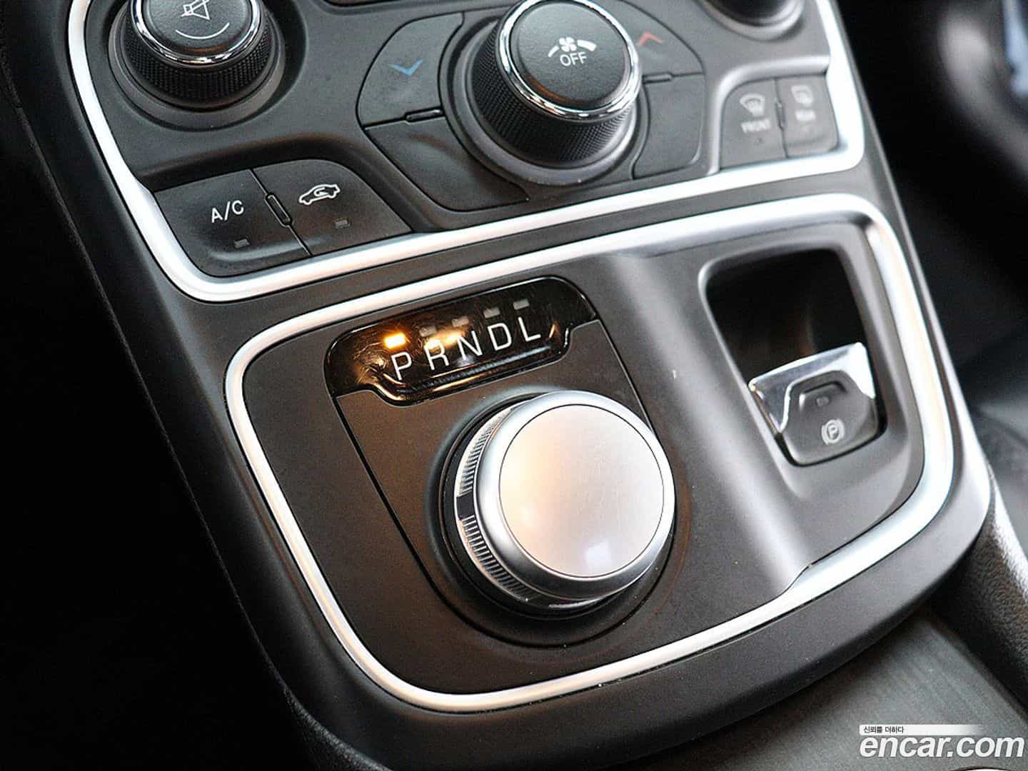 200 Chrysler 2015.11-INNER-010