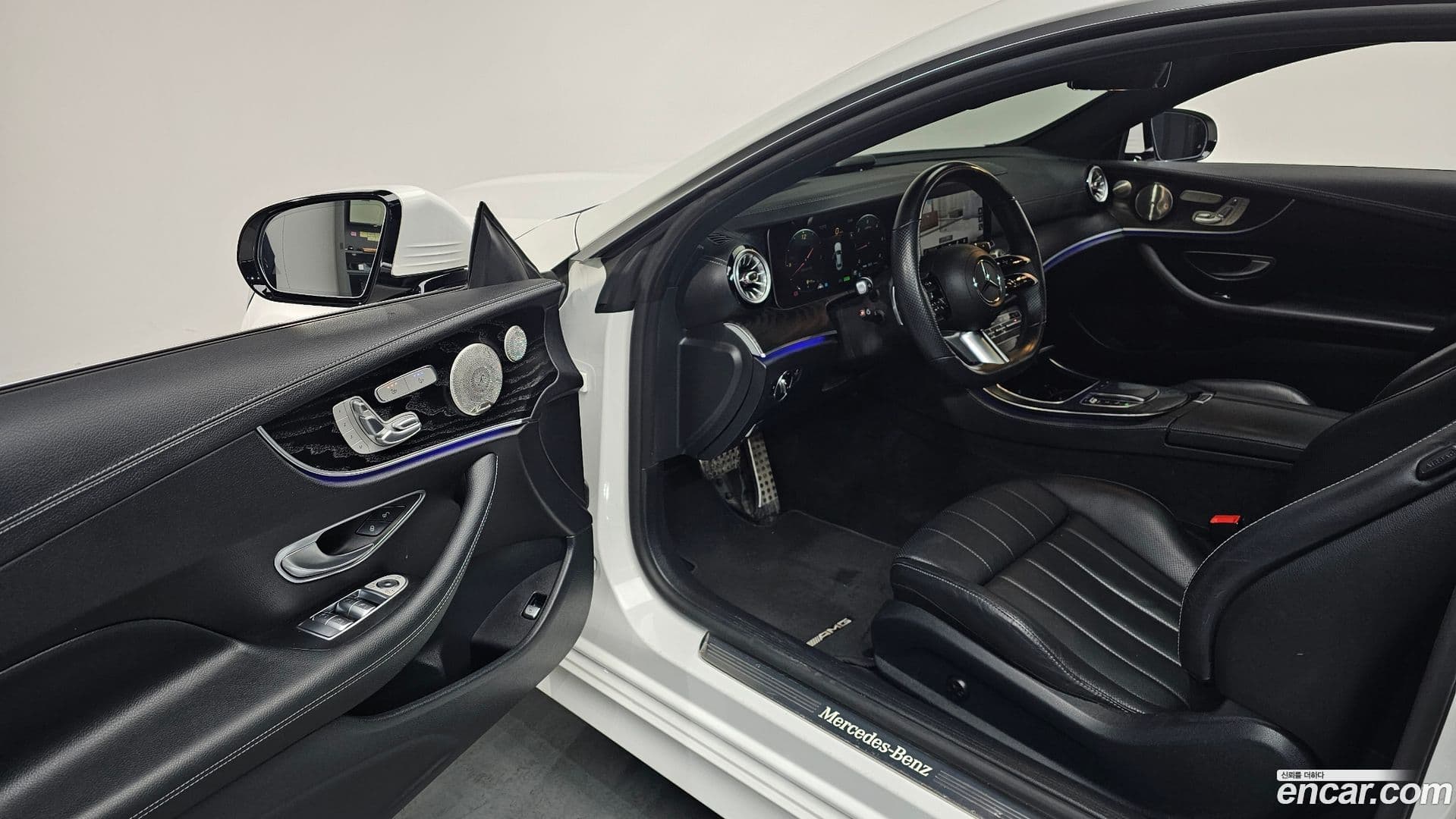 Main__Slider__Photo:E-Class Mercedes-Benz 2022.7-10