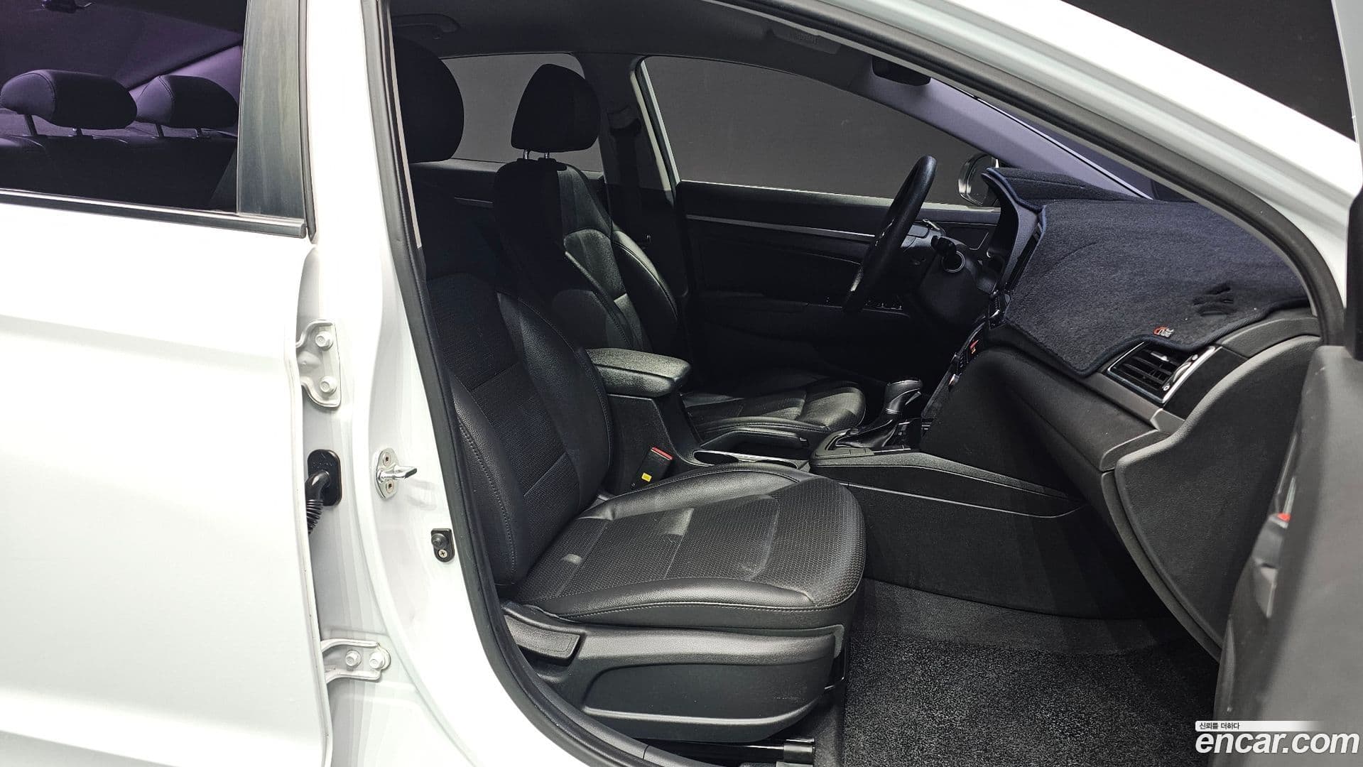 Main__Slider__Photo:AVANTE Hyundai 2017.3-9