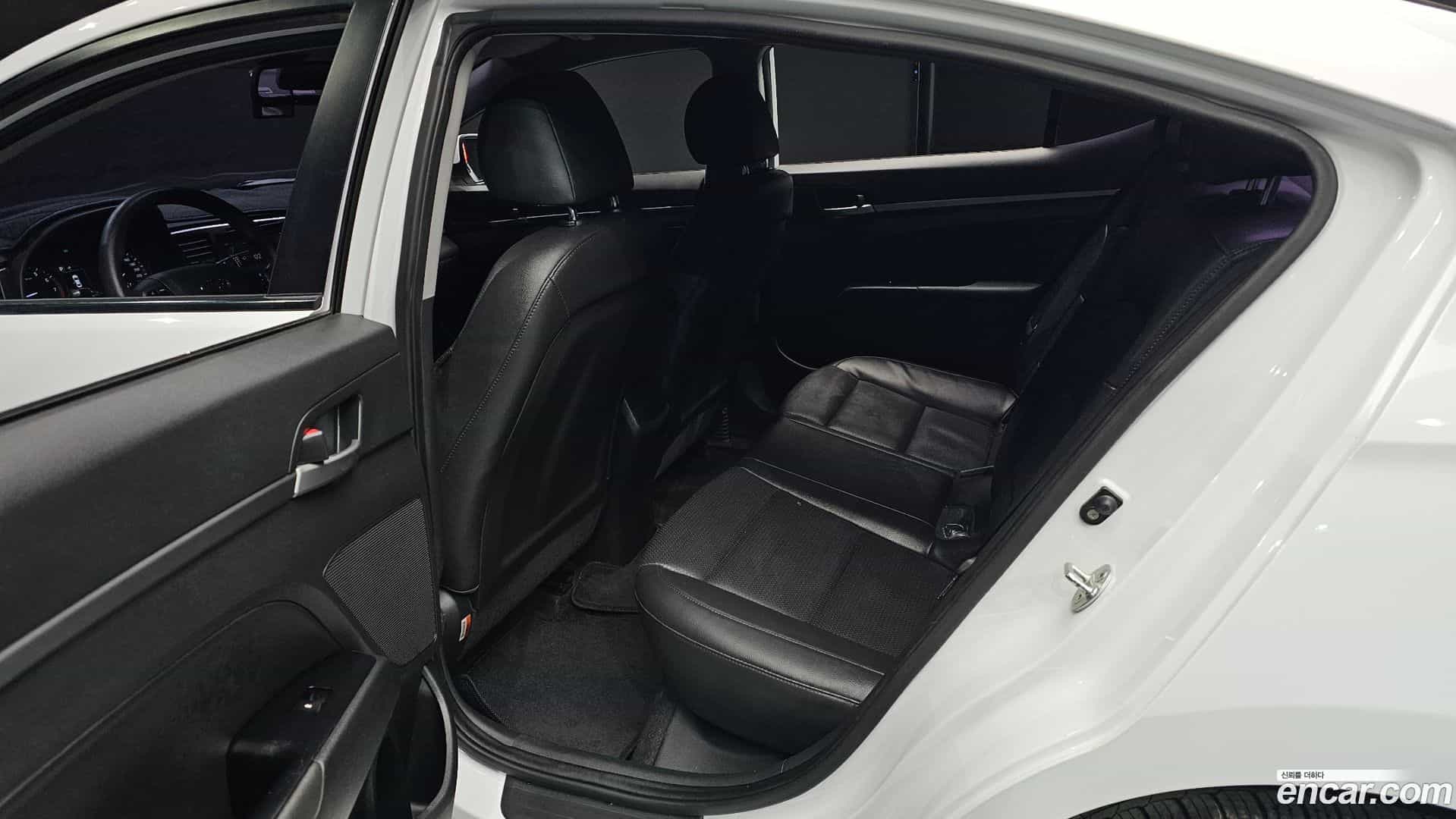 AVANTE Hyundai 2017.3-OPTION-016