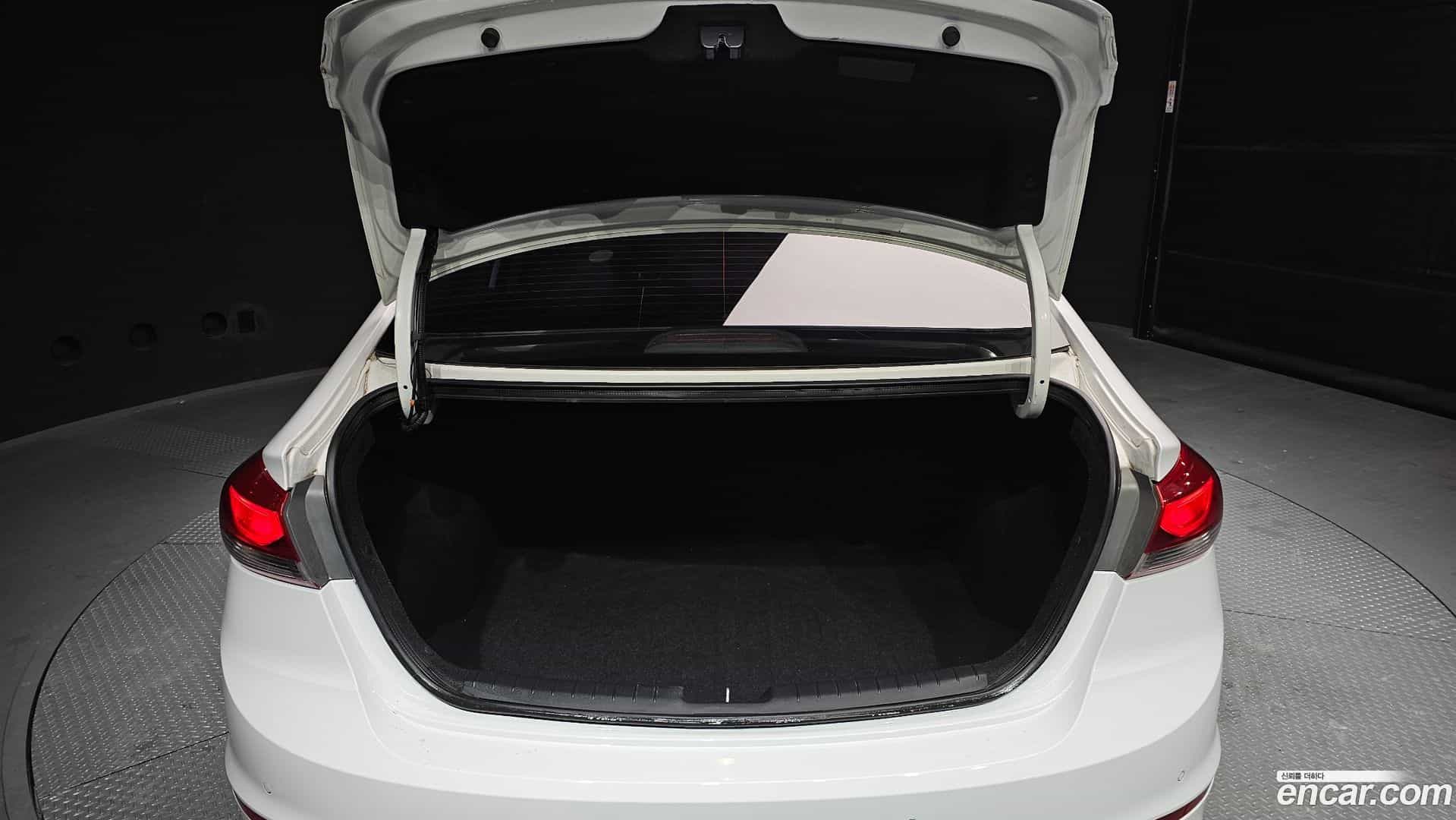 AVANTE Hyundai 2017.3-OPTION-024